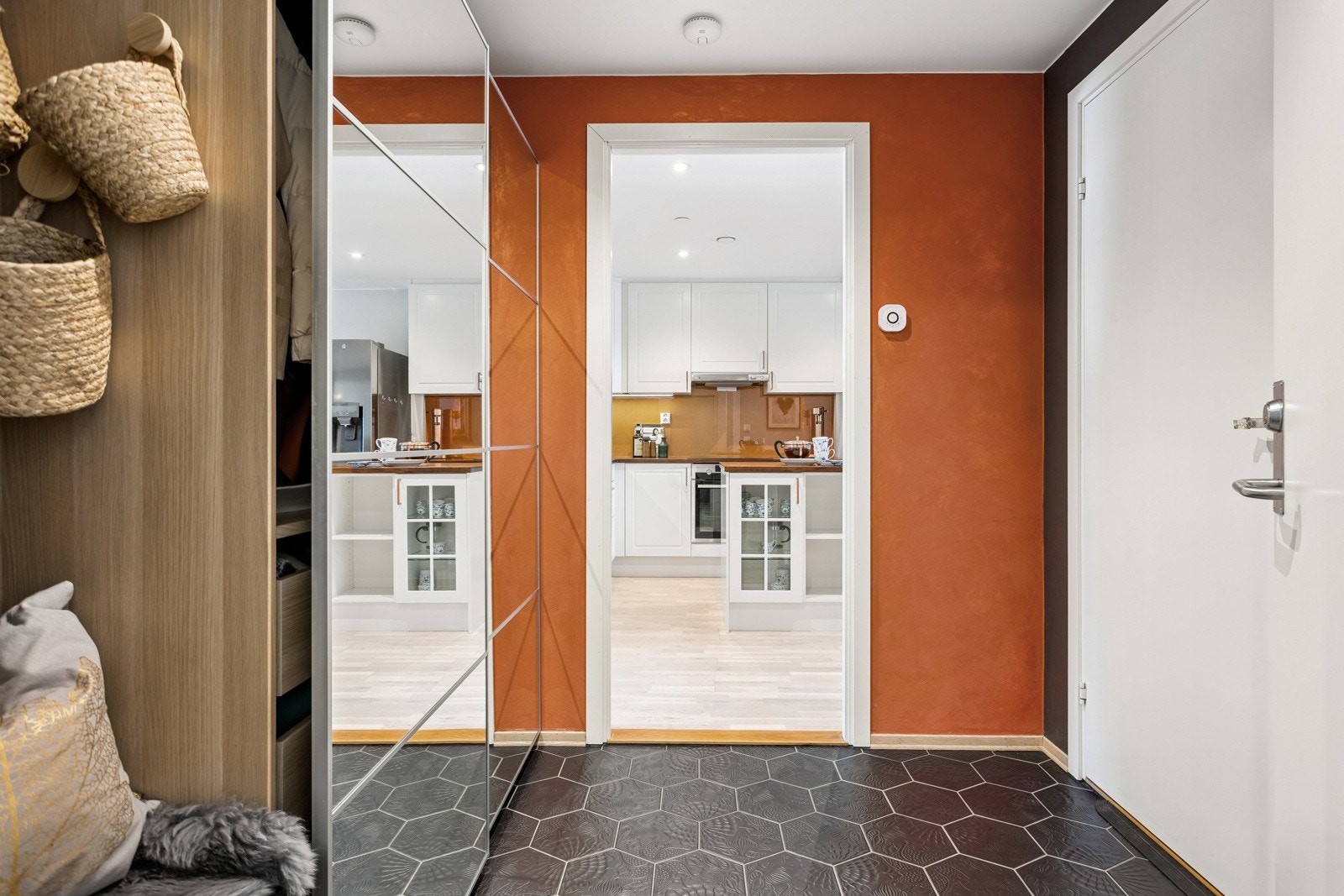 Innbydende entré med flislagt gulv (nye fliser fra 2024). Galleribilde