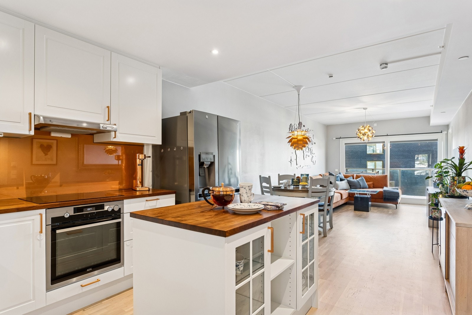 Innholdsrikt kjøkken fra 2018 med god skap- og benkeplass. Kjøleskap følger. Galleribilde