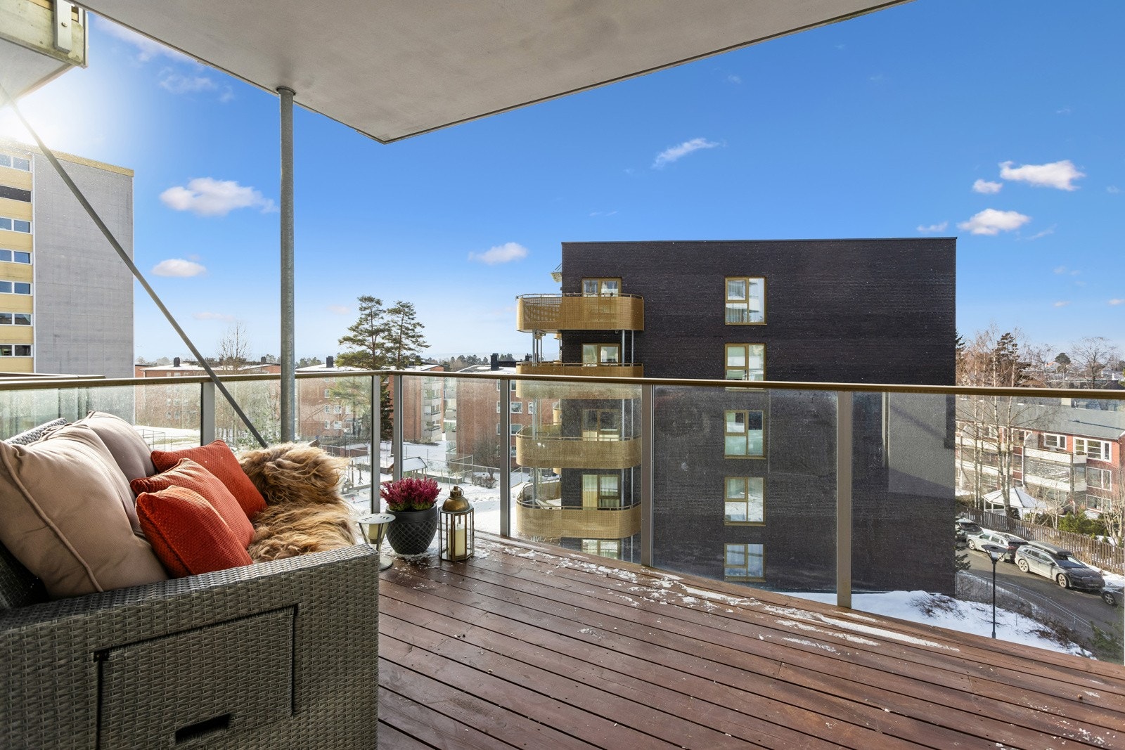 Utgang fra stue til vestvendt balkong på 12 m² med gode solforhold. God plass til utemøbler og grill. Galleribilde