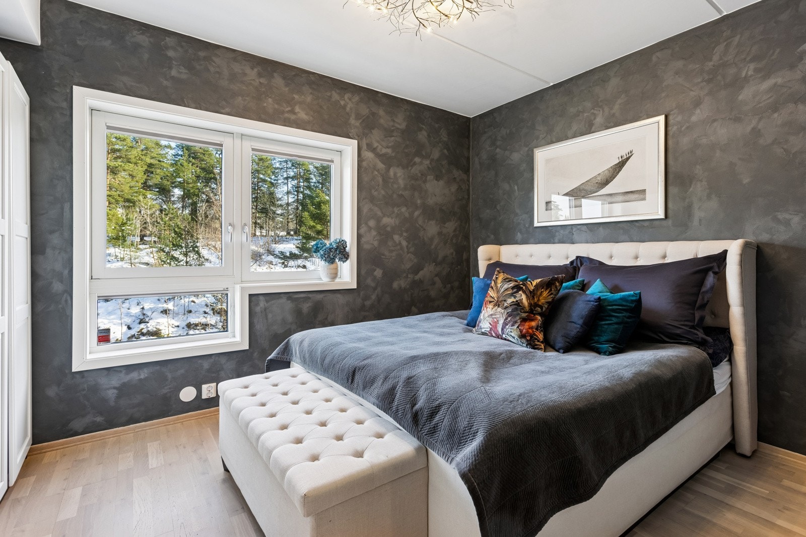 Fint hovedsoverom med plass til både stor seng og nattbord. Galleribilde