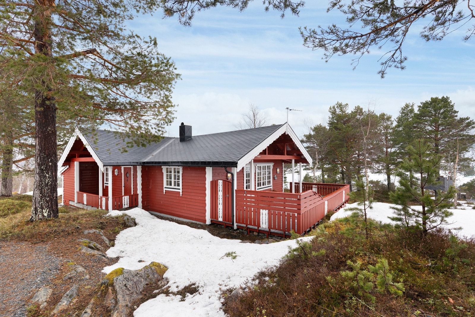 Hytten er beliggende på en liten høyde, med gode solforhold og flott utsikt mot Nysætervatnet Galleribilde