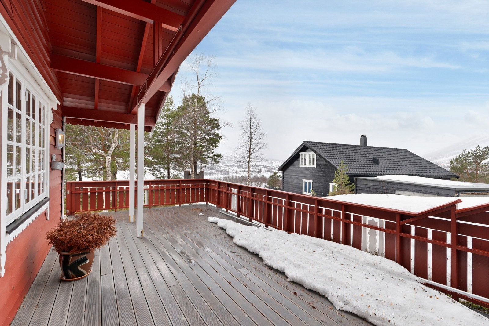 Verandaen er svært romslig på størrelse - hele 47kvm! Delvis overbygd mot vest Galleribilde