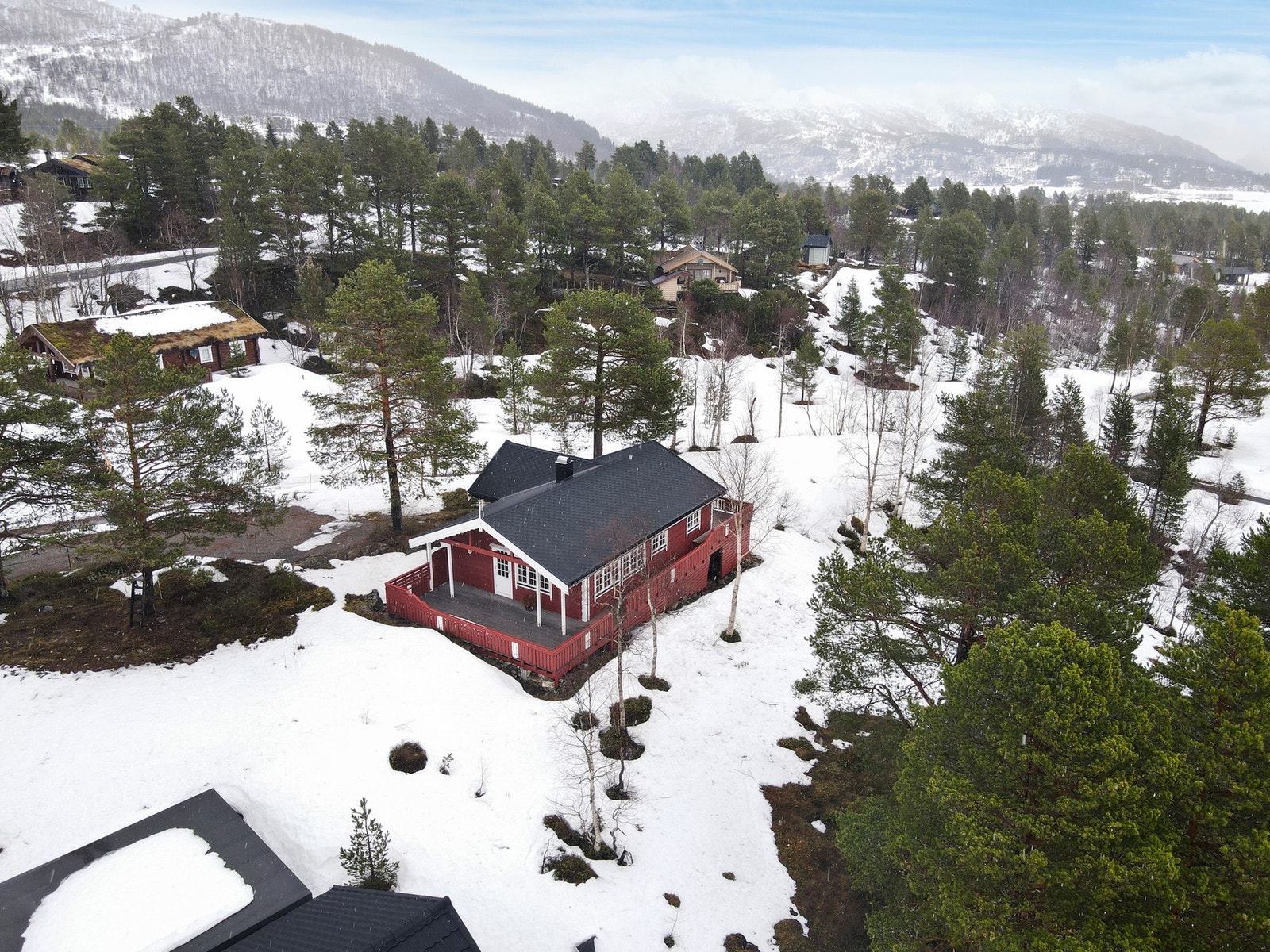 Hytten er fint beliggende, ca 1,5km fra skianlegget på Fjellsætra. Skiløypen er ca. 100m (luftlinje) fra hytten Galleribilde