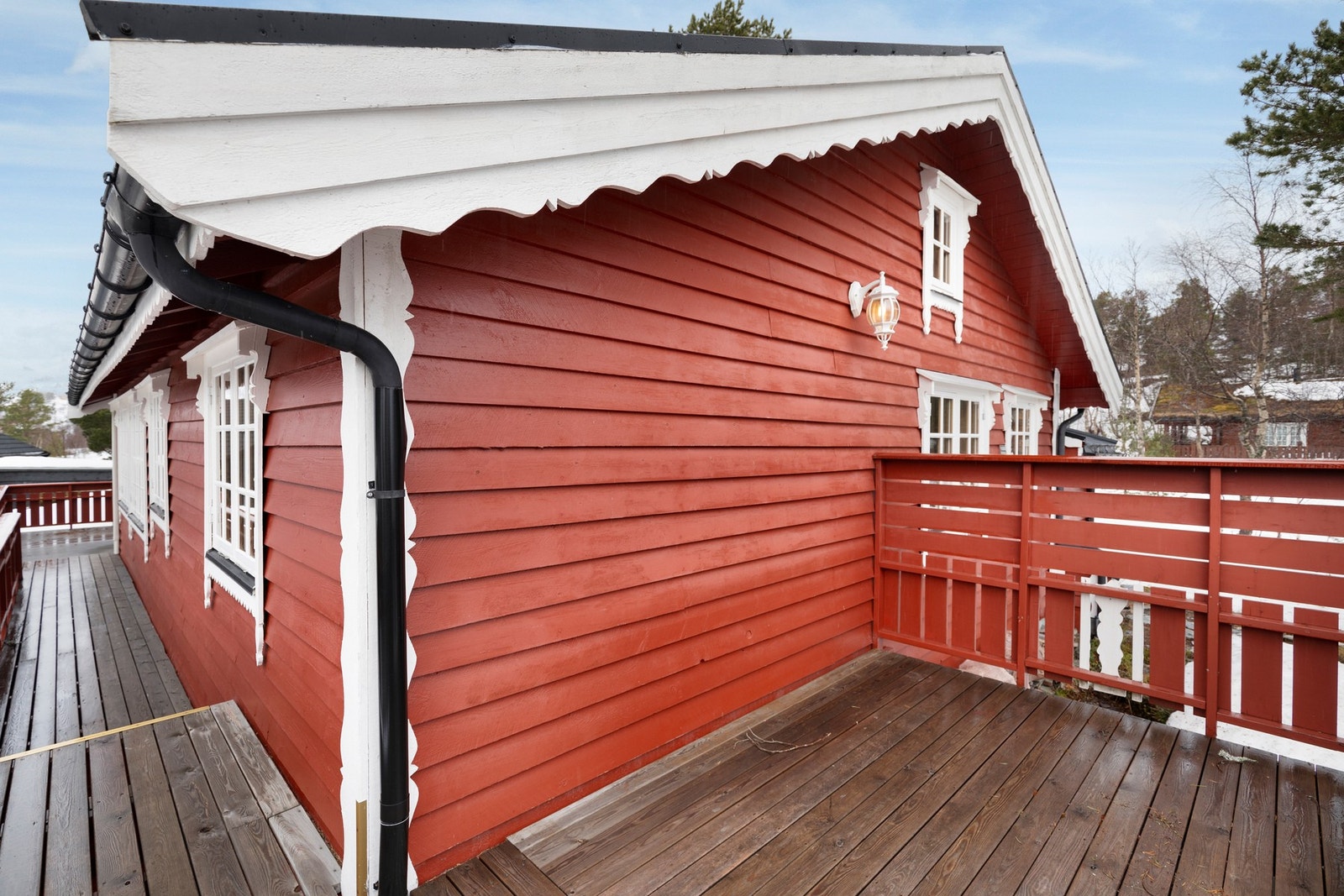 Mot øst er det også etablert et større verandadekke, der morgensolen kan nytes Galleribilde