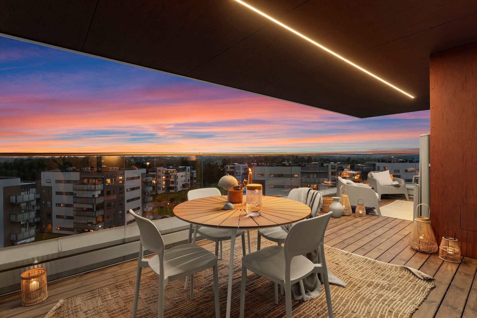 Nordvestvendt og solfylt balkong på hele 22 m²! Med god plass til både spisegruppe og lounge, perfekt for lange sommerkvelder! Galleribilde