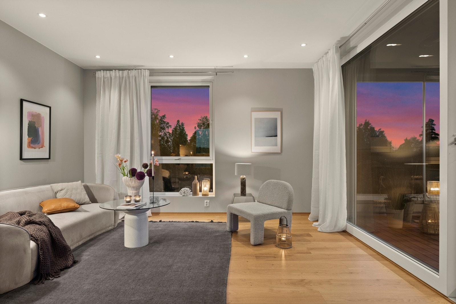 Store og flotte vindusflater som slipper inn rikelig med naturlig dagslys og skaper en lys og luftig romfølelse. Galleribilde