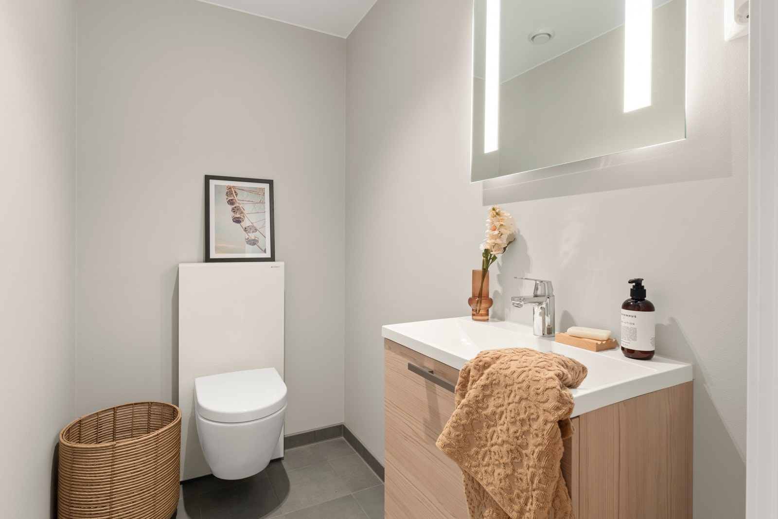 Praktisk ekstra toalett - perfekt for en mer fleksibel og komfortabel hverdag, spesielt når man har gjester på besøk. Galleribilde