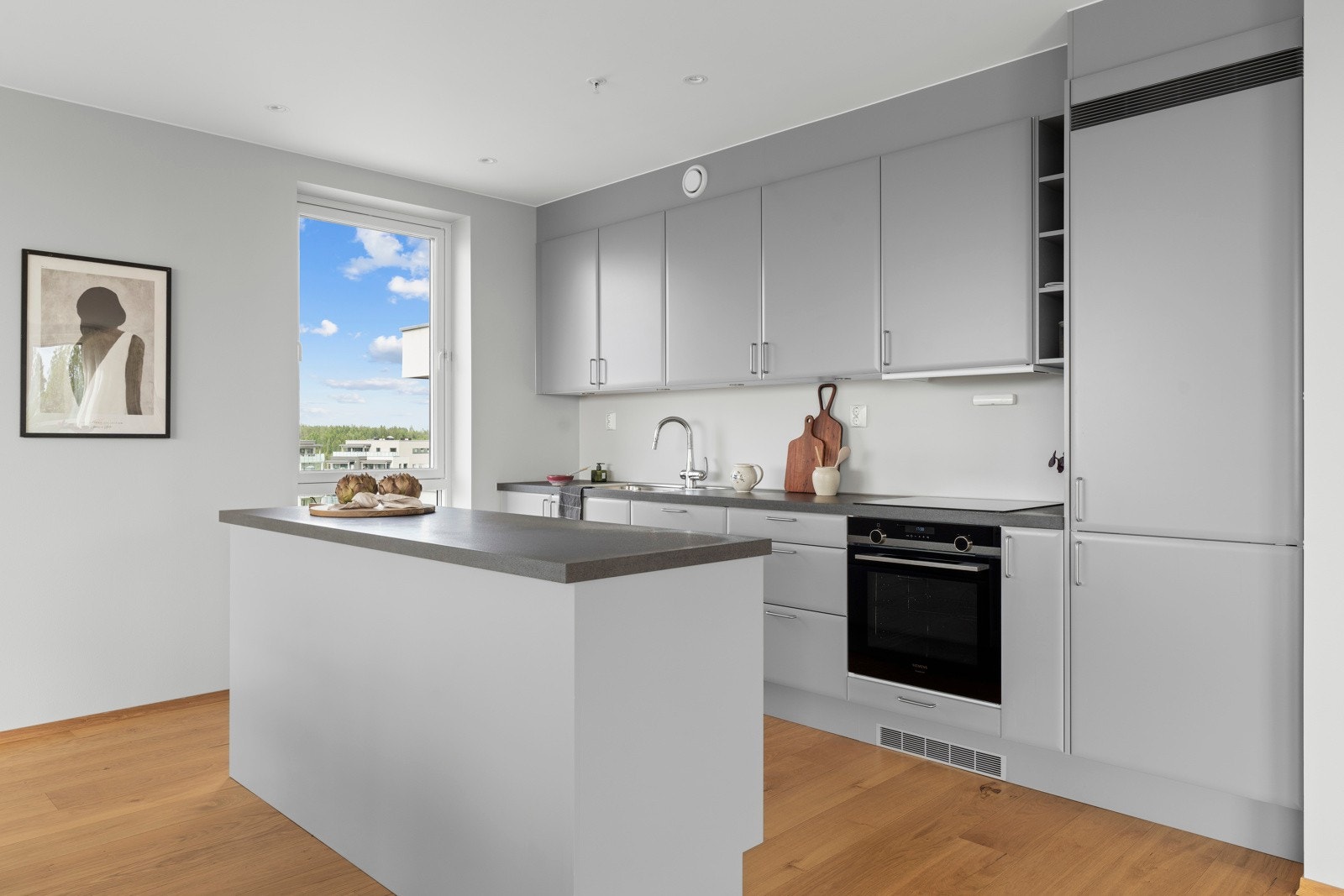 Praktisk og stilfull kjøkkenøy som gir ekstra arbeidsplass og gode oppbevaringsmuligheter. Galleribilde