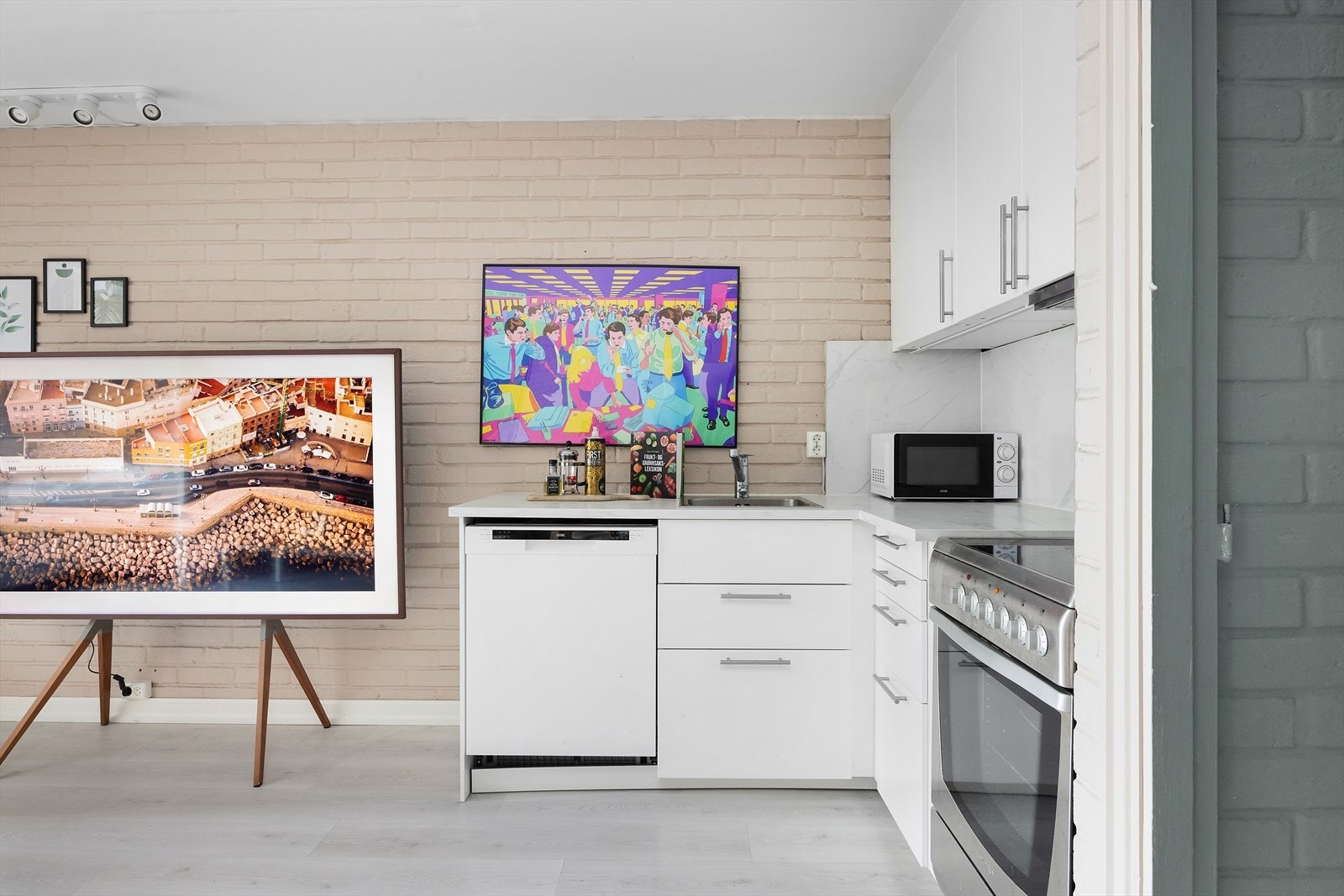 Kjøkkenet ble oppgradert i 2022 og fremstår lyst og tidløst med glatte fronter. Kjøkkenet er utstyrt med frittstående komfyr, oppvaskmaskin og kjøl-/fryseskap. Det er installert automatisk vannstopper for ekstra trygghet. Galleribilde