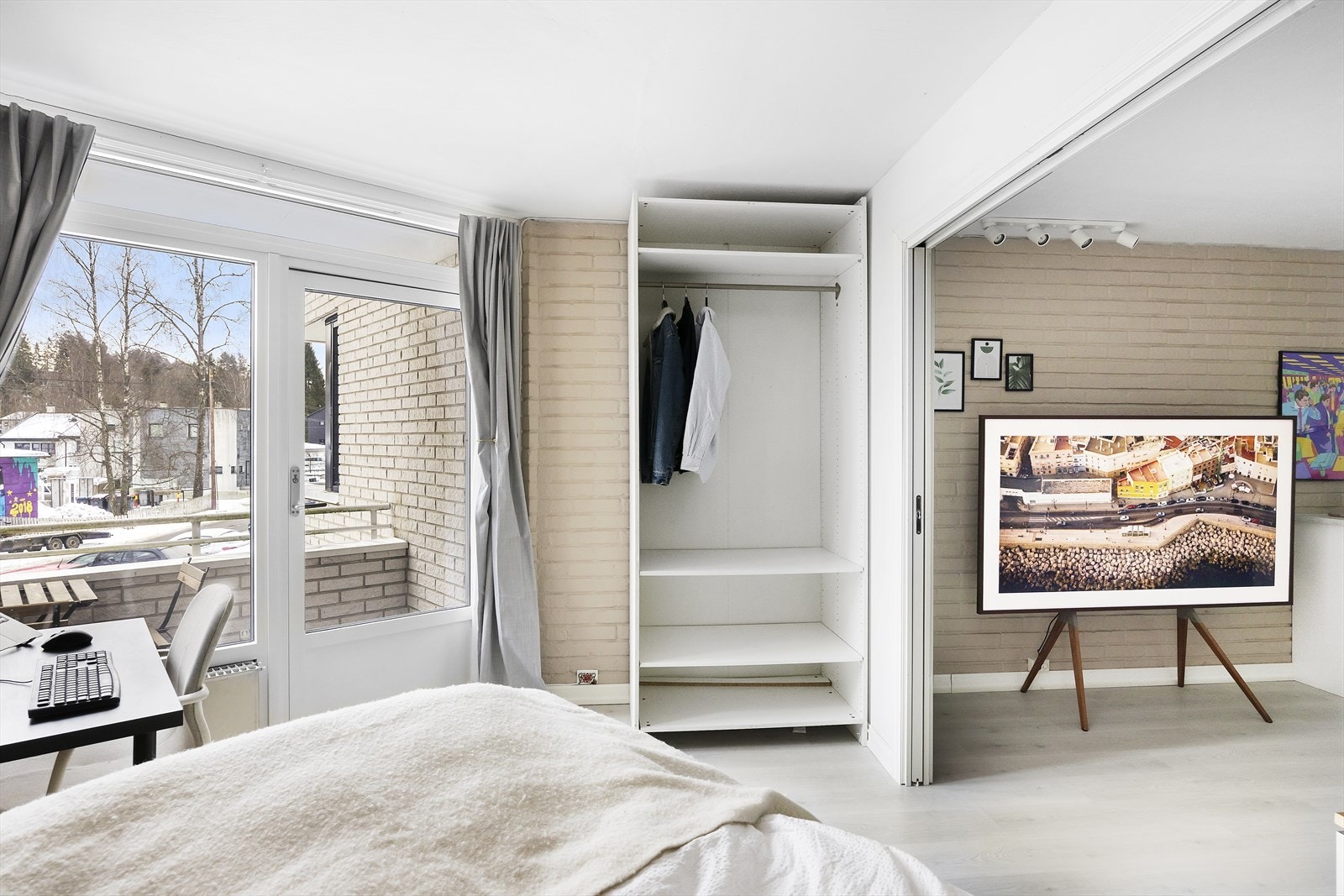 Fra soverommet er det utgang til en østvendt balkong på ca. 3 kvm. Galleribilde