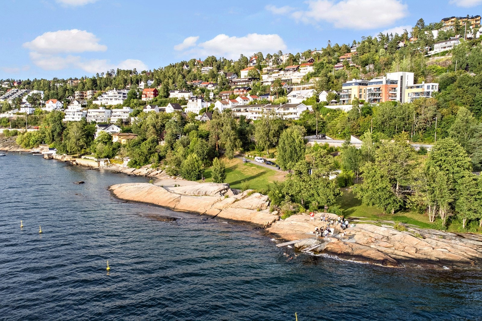 Katten - et populært badeområde med svaberg, strand og flotte turmuligheter langs sjøen. Galleribilde
