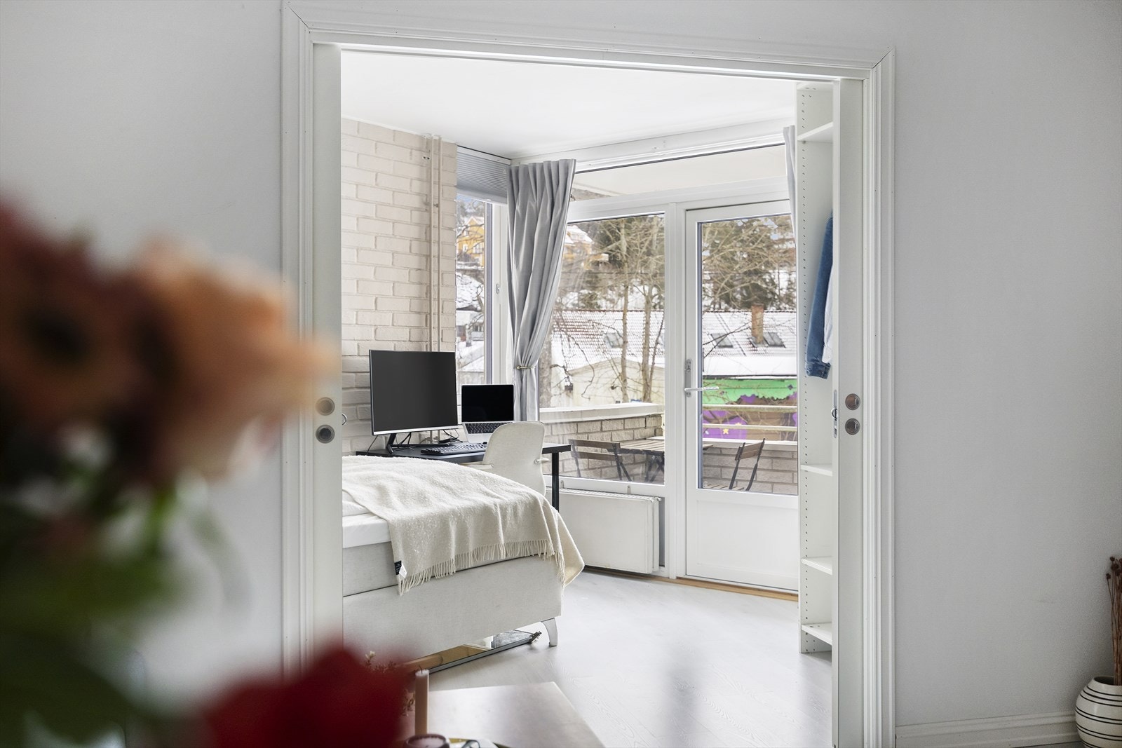 Selger har etablert soverom ved å sette opp en lettvegg med skyvedør, en smart og fleksibel løsning som enkelt kan åpnes opp igjen ved behov. Galleribilde