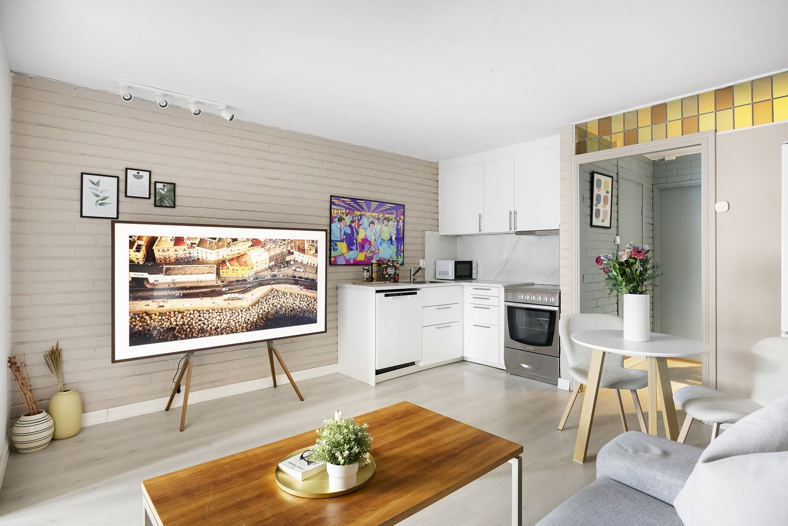 Fra entréen kommer du inn i en åpen og sosial stue- og kjøkkenløsning. Galleribilde