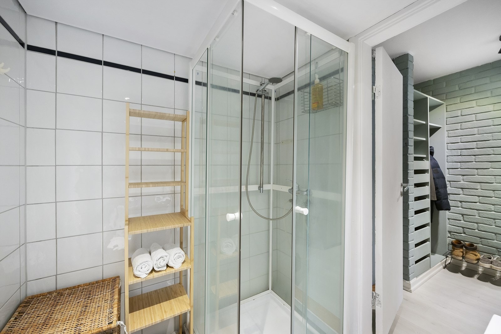 Badet er utstyrt med dusjkabinett, gulvstående toalett og servantskap med stoppekran. Mekanisk avtrekk. Galleribilde