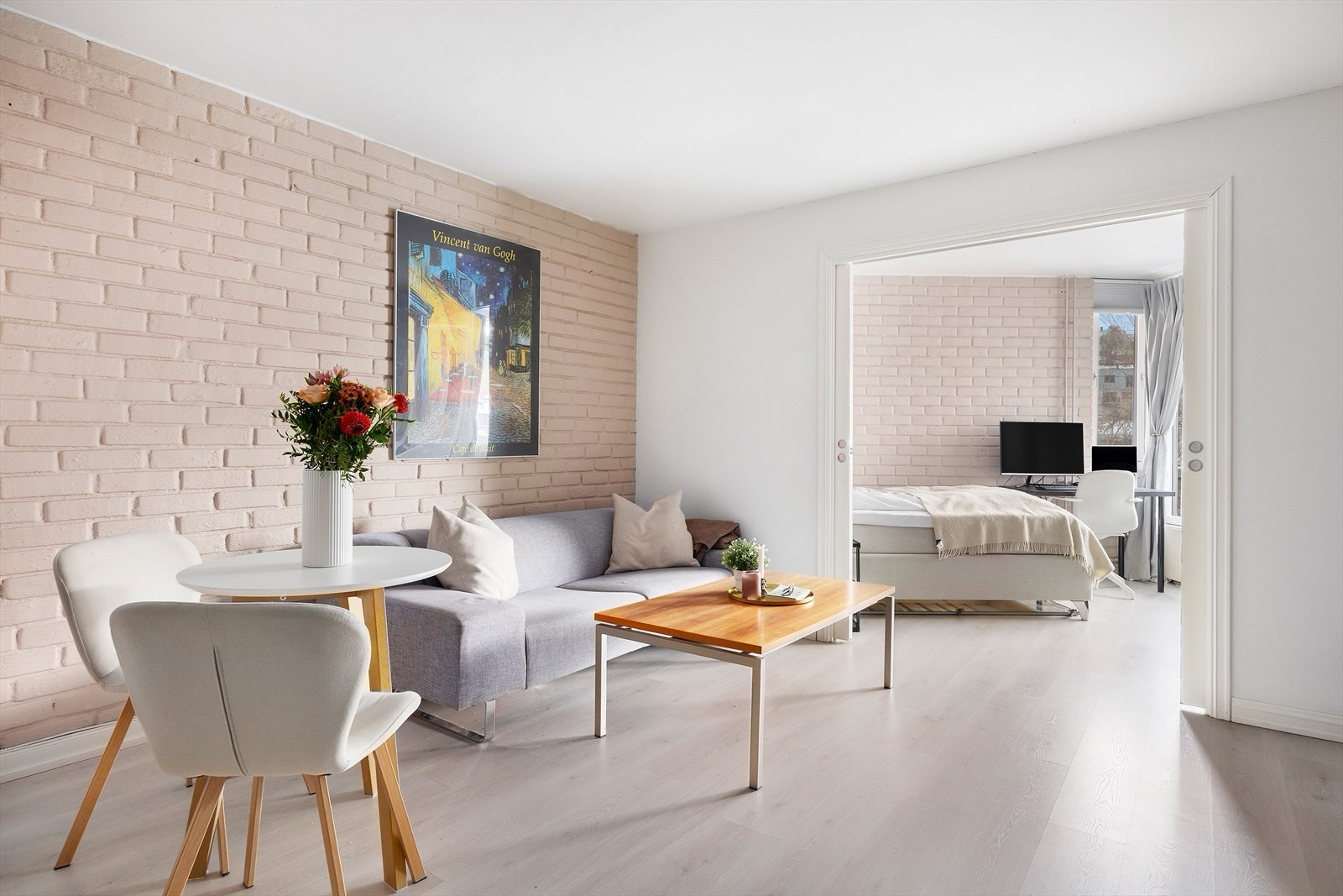 Rommet har en god planløsning med plass til både sofagruppe med tilhørende mediemøblement og spisebord for hyggelige måltider med familie og venner. Galleribilde