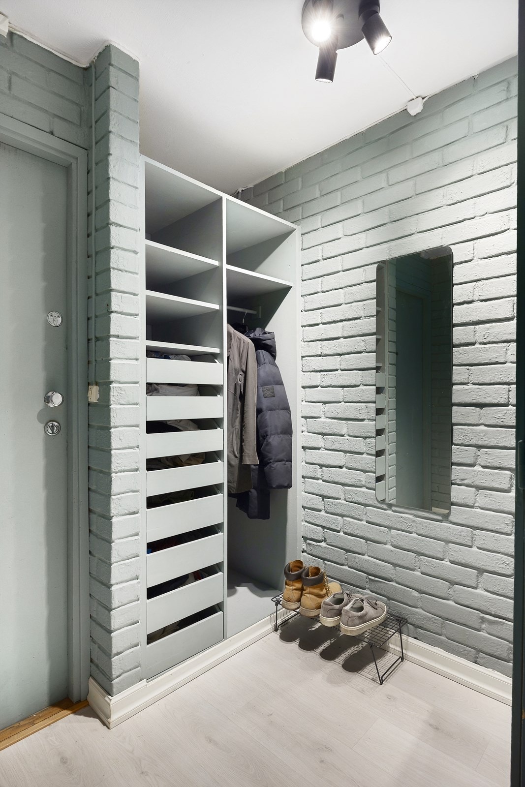 Her er det gode oppbevaringsmuligheter i skap og hyller, som gir en praktisk og ryddig løsning for yttertøy og sko. Galleribilde