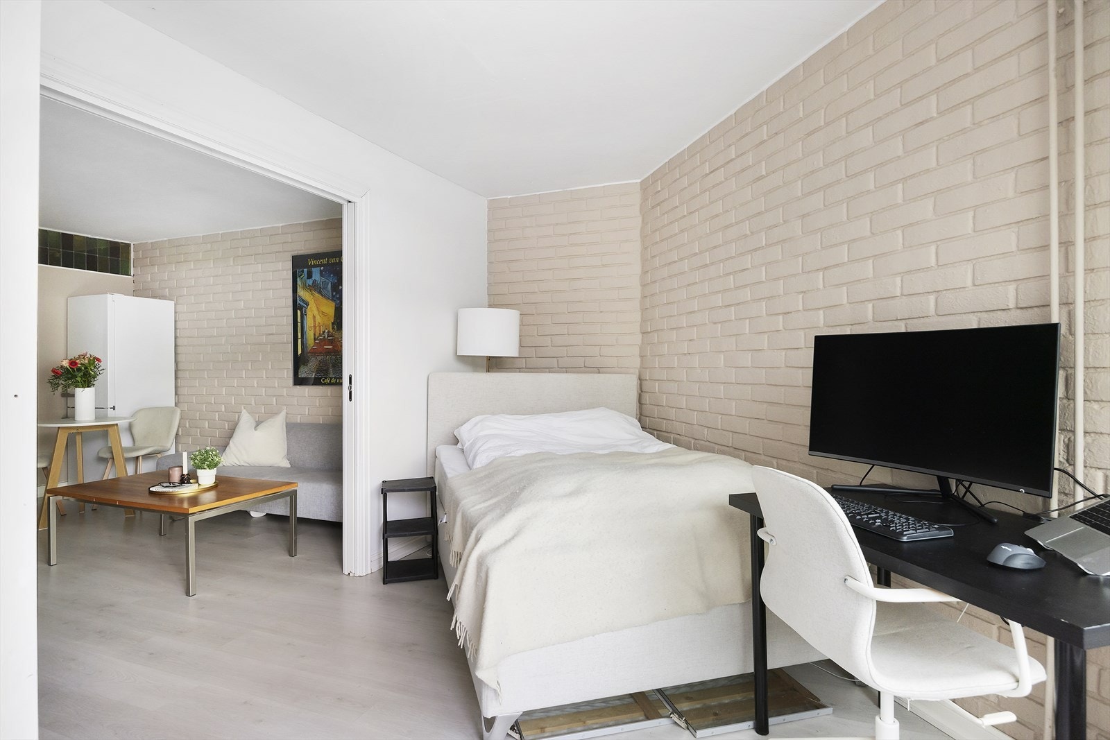 Rommet har plass til seng, garderobeløsning og en liten kontorplass, og utnytter arealet på en effektiv måte. Galleribilde