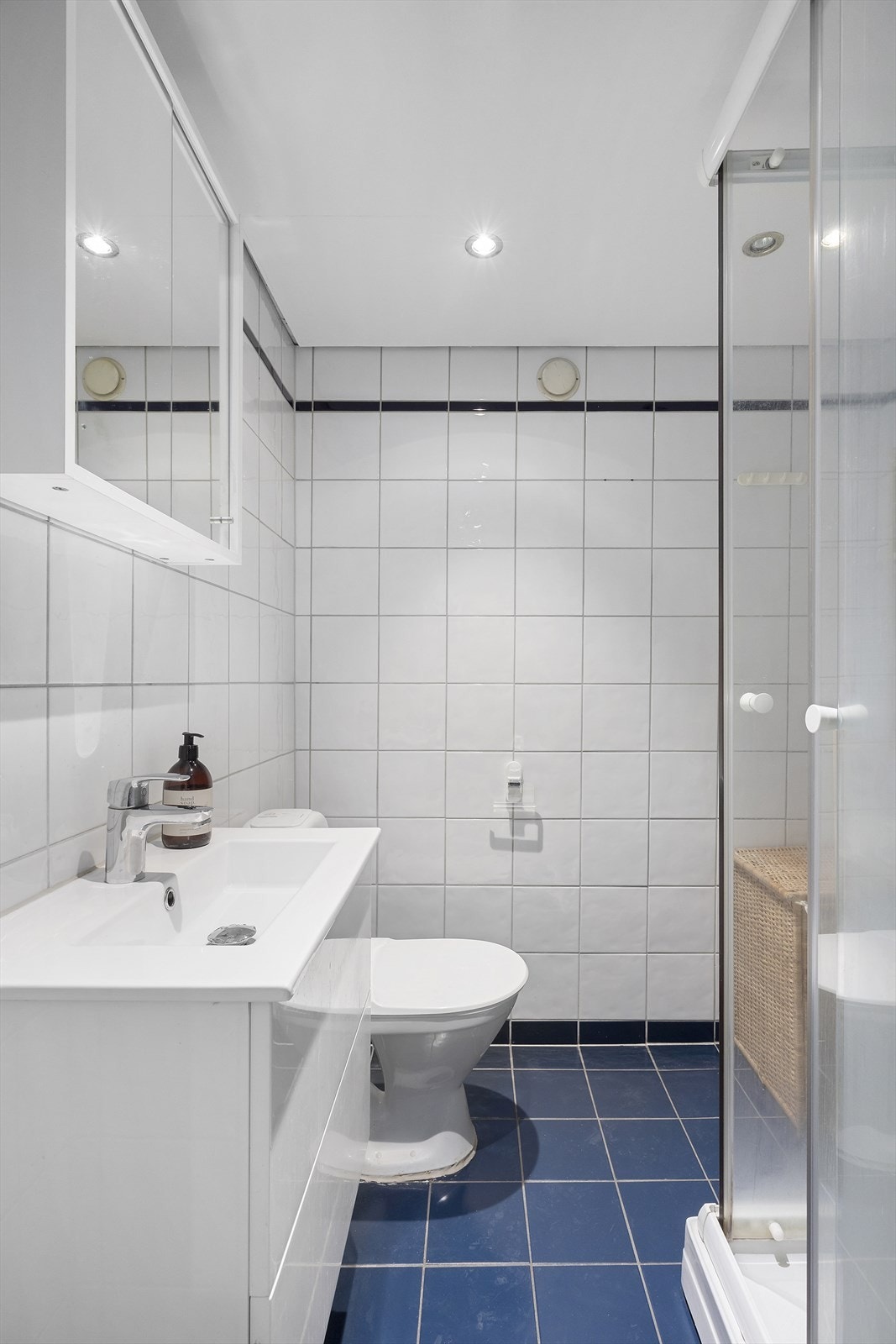 Flislagt baderom med downlights i himling. Galleribilde