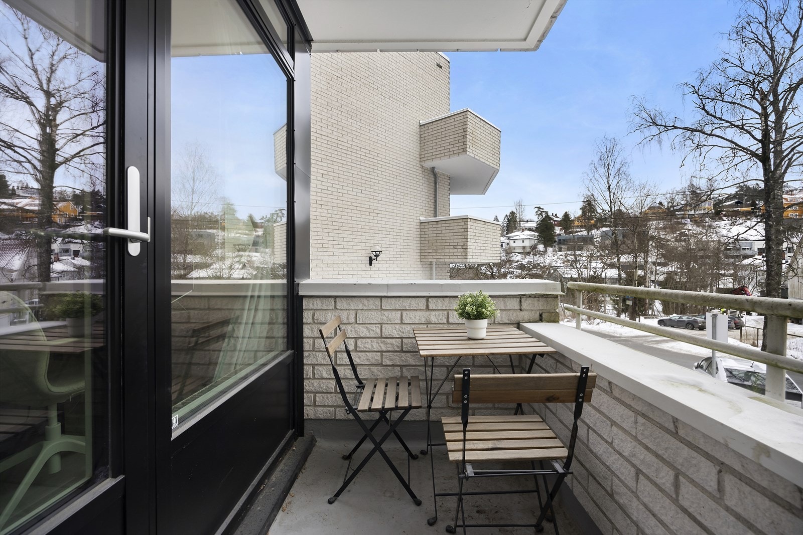 Balkongen oppleves som en naturlig forlengelse av boligen og har plass til hyggelige utemøbler. Her kan du nyte solen med utsikt mot grønt og fredelig nærområde. Galleribilde