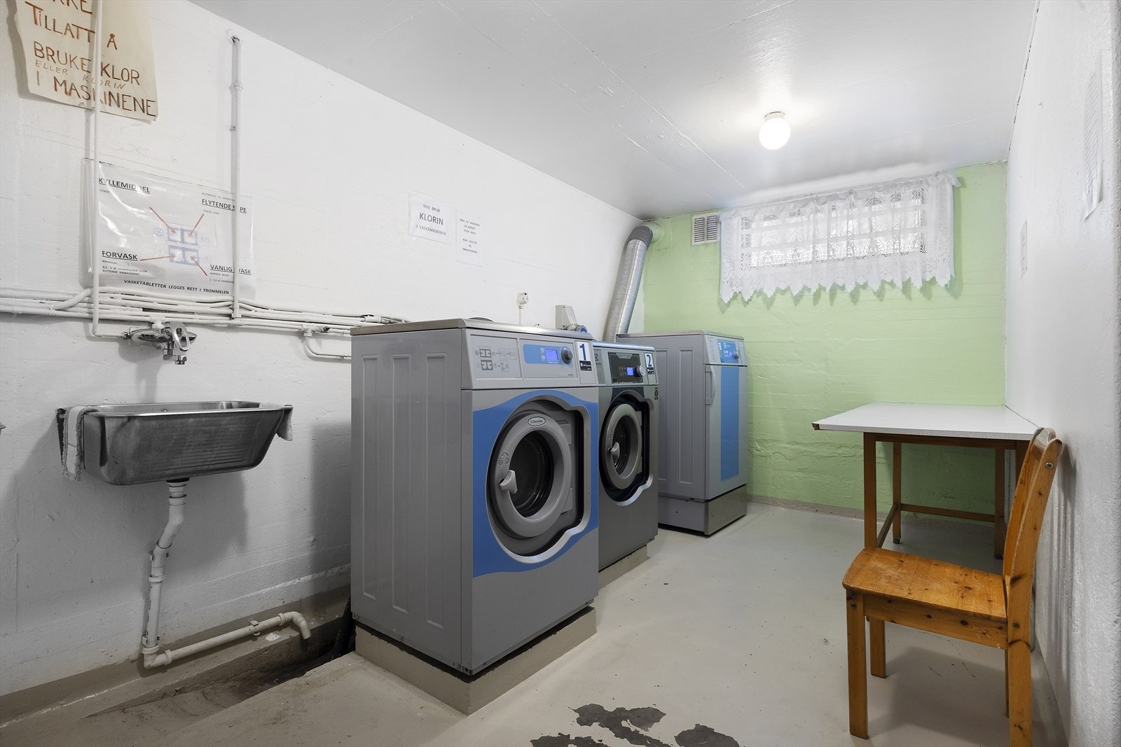 Felles vaskerom. Galleribilde