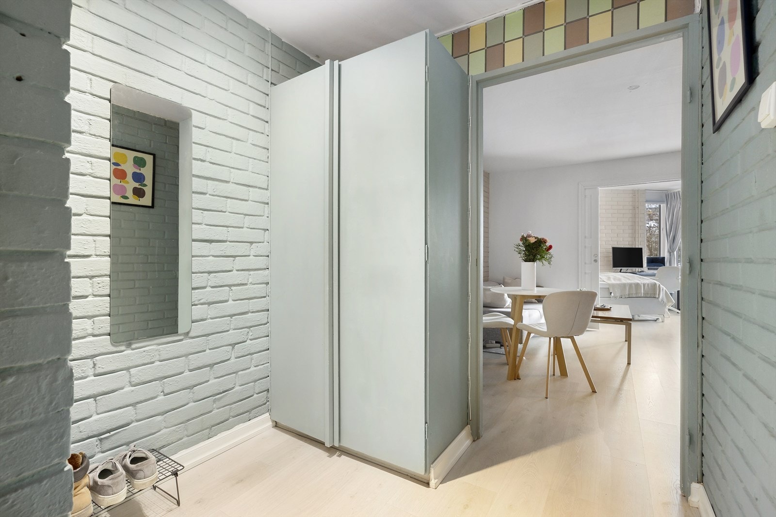 Velkommen inn i en innbydende og særpreget entré med dekorativ murvegg malt i grønn, som gir boligen karakter allerede ved første steg innenfor døren. Galleribilde