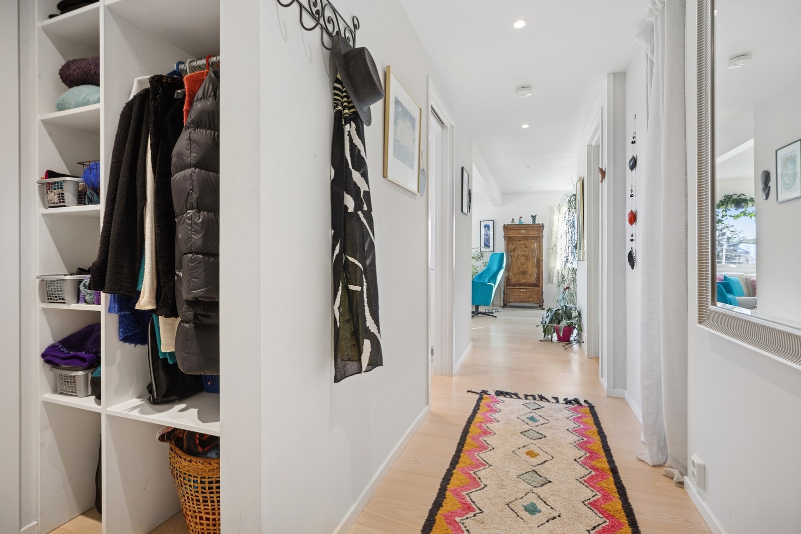 Velkommen inn! Lys og romslig entré med åpen garderobeløsning og egen nisje til garderobeskap. Galleribilde