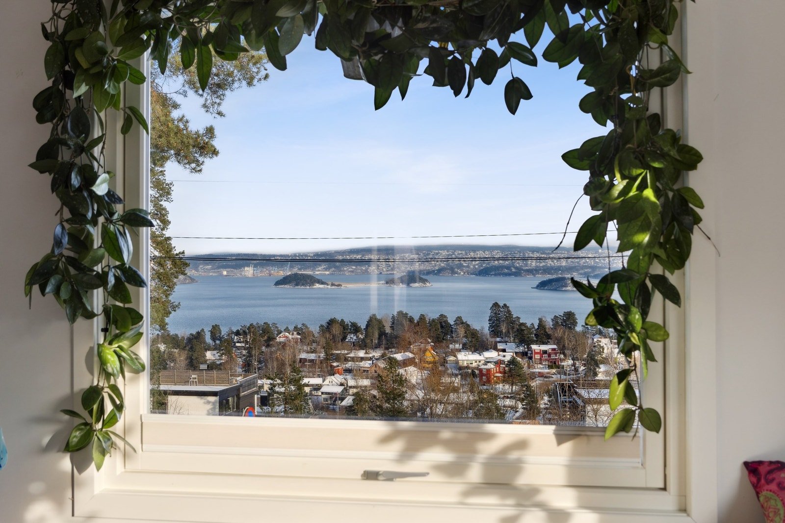 Fantastisk utsikt fra stuen utover vakre Bunnefjorden. Galleribilde
