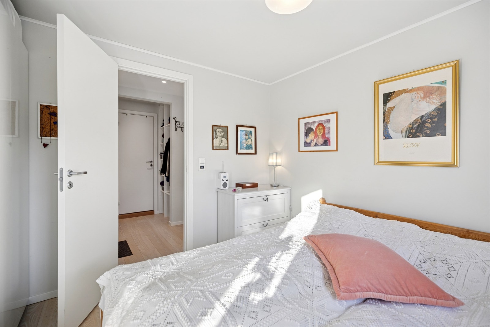 Leiligheten har to romslige soverom, begge vendt mot en stille og rolig hage. Galleribilde