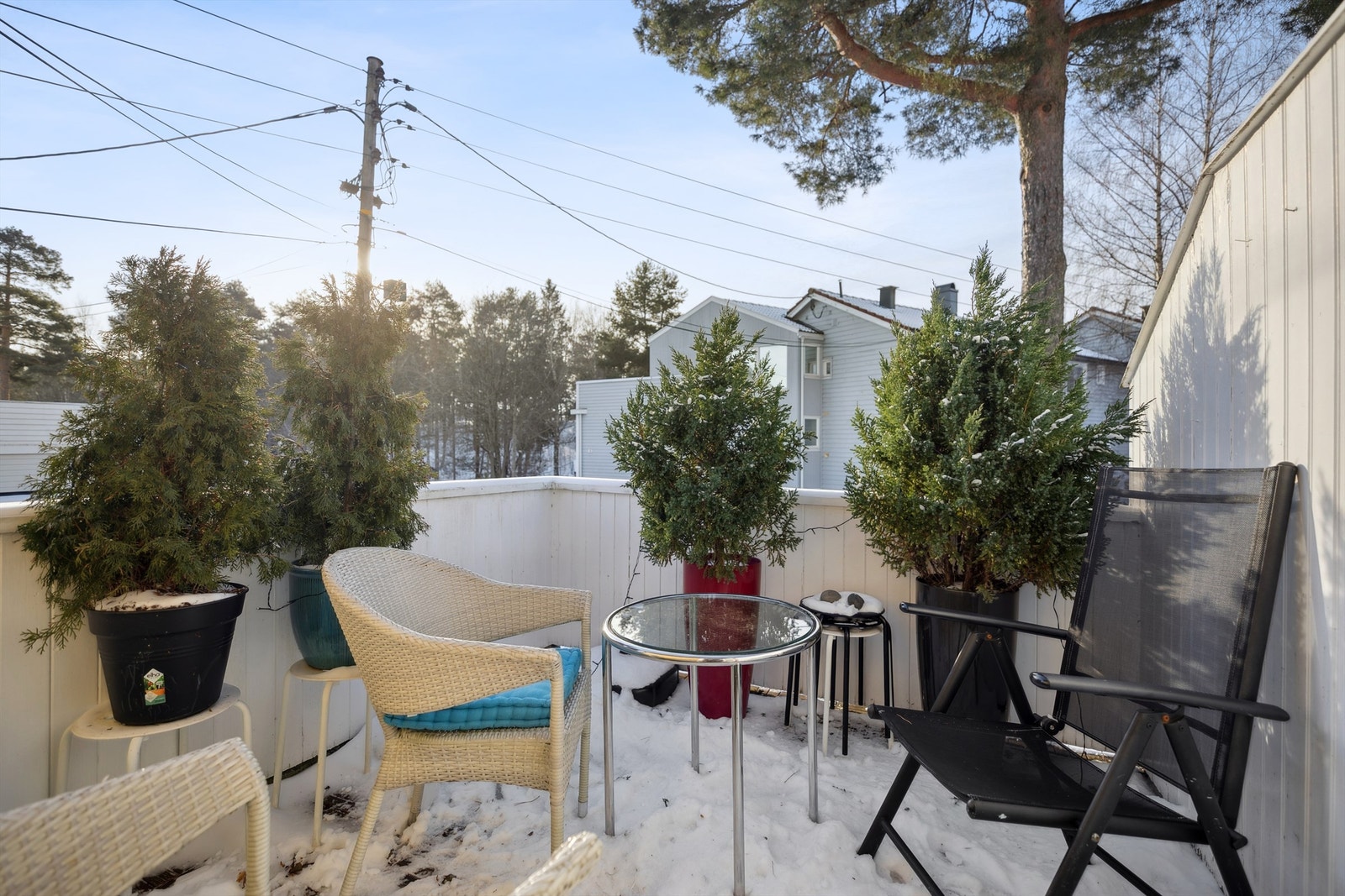 Vestvendt balkong på 7 kvm i rolige omgivelser og med svært gode solforhold. Galleribilde