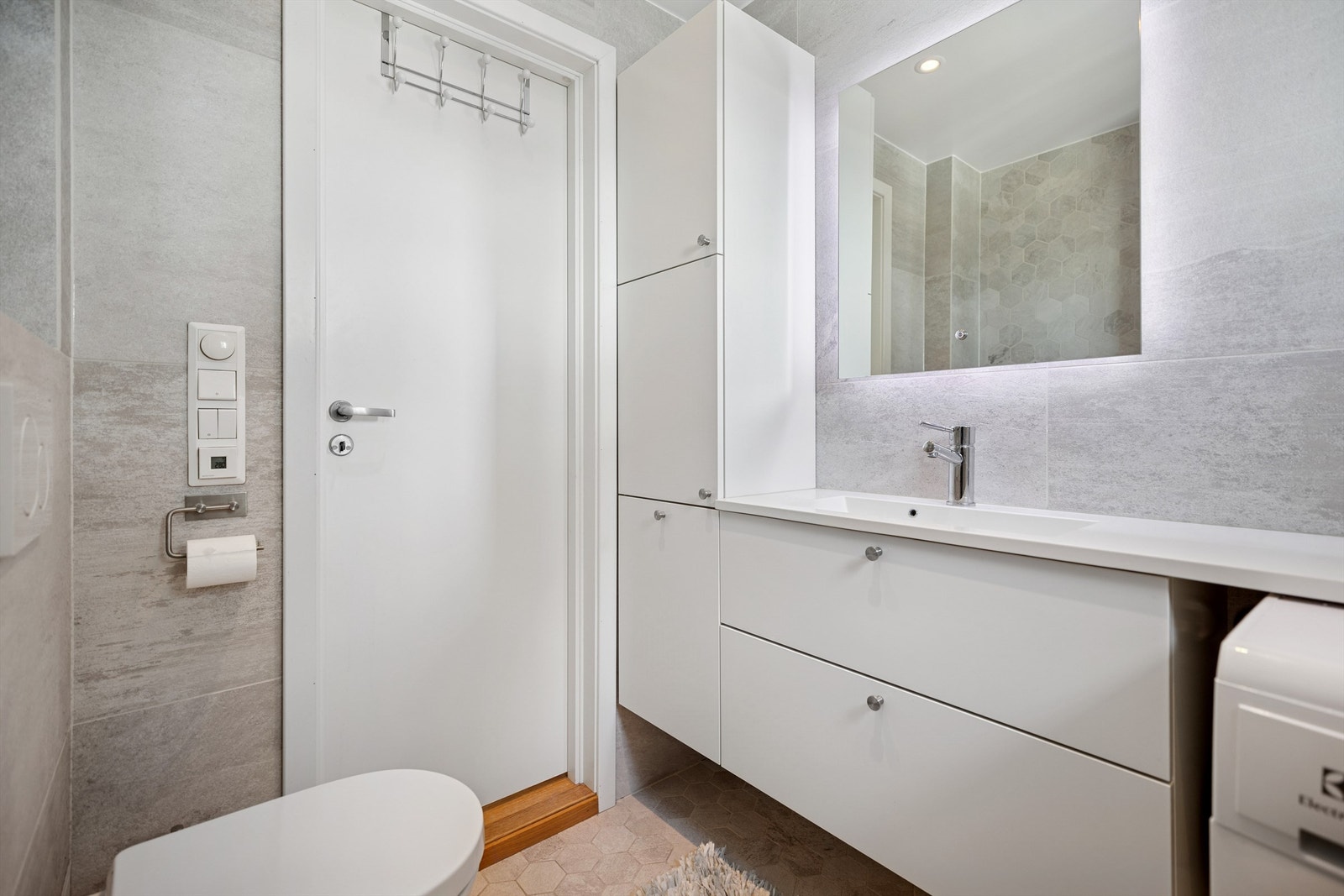 Vegghengt baderomsinnredning med god oppbevaringsplass. Galleribilde