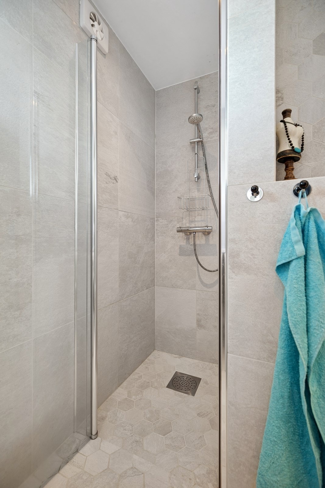 Dusjhjørne med glassdør og to-greps armatur. Galleribilde