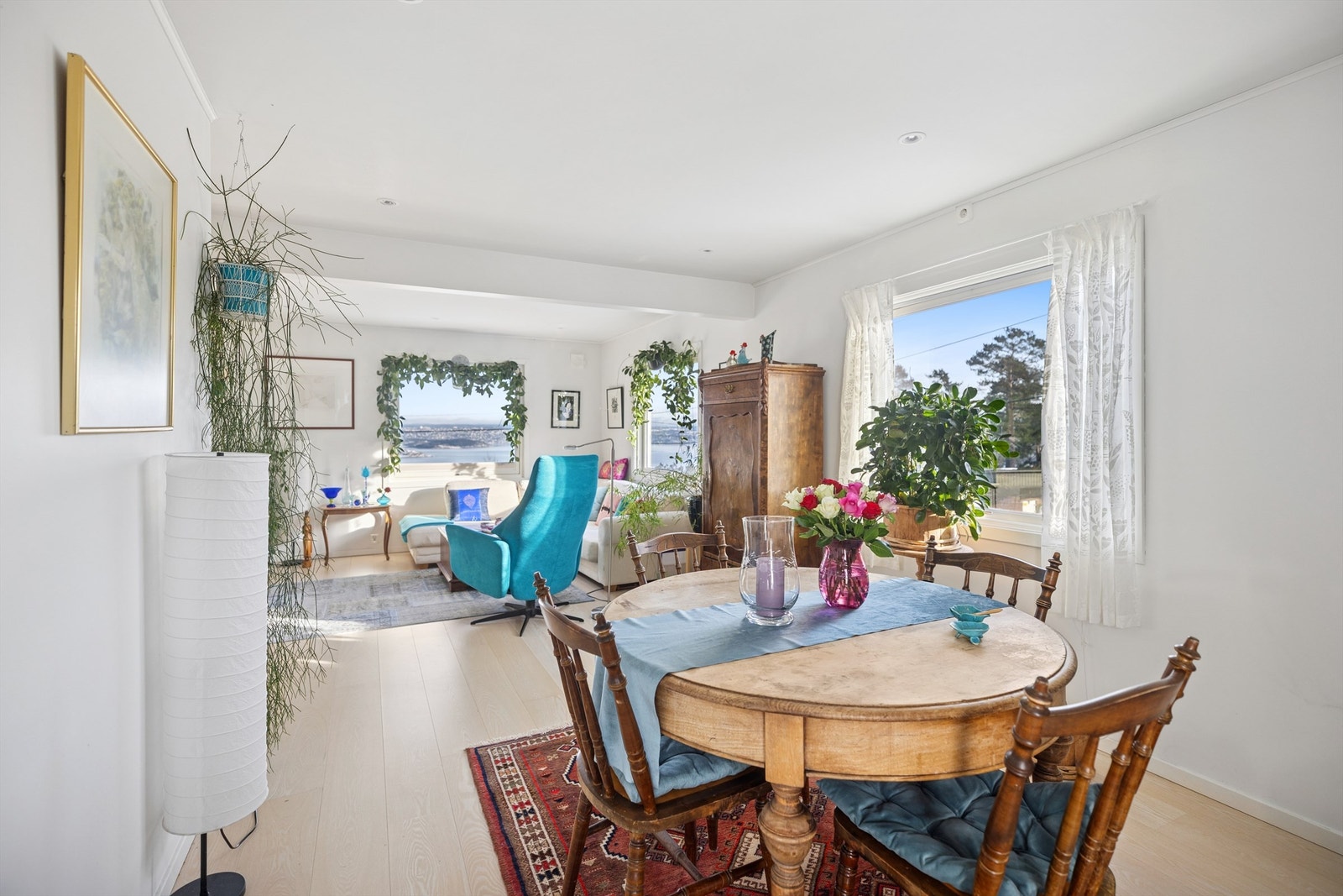 Åpen- og luftig stue. Galleribilde