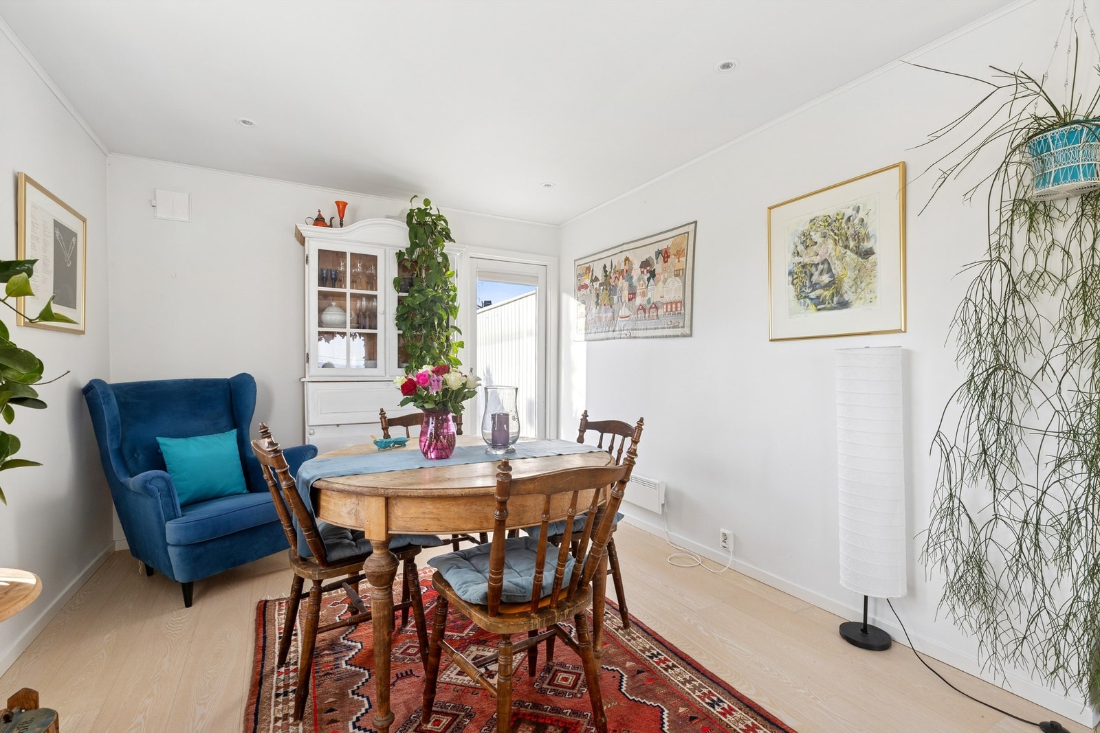 Utgang fra stuen til solrik, vestvendt balkong. Galleribilde