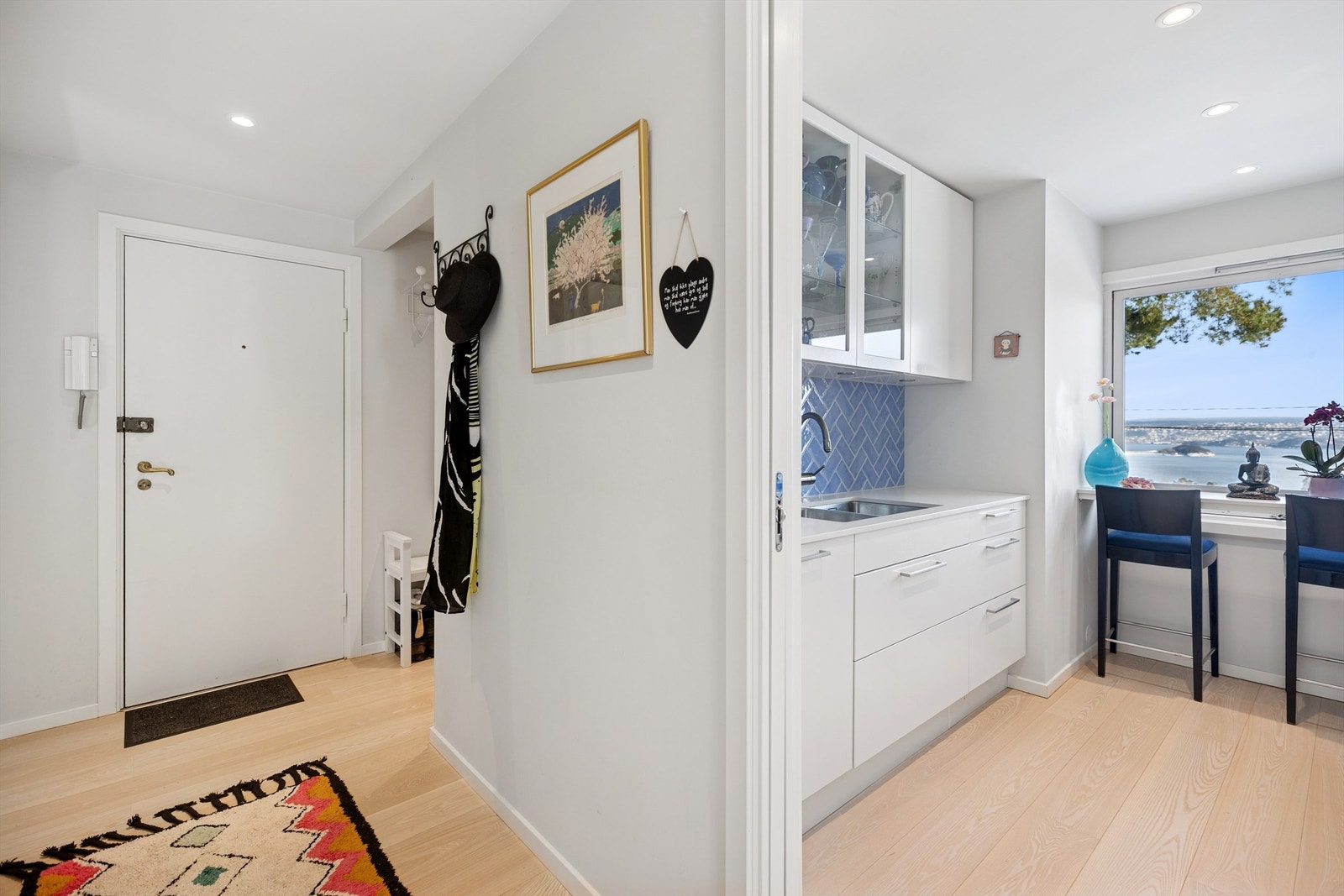 Praktisk inngangsparti med dørcalling og gode oppbevaringsmuligheter. Galleribilde