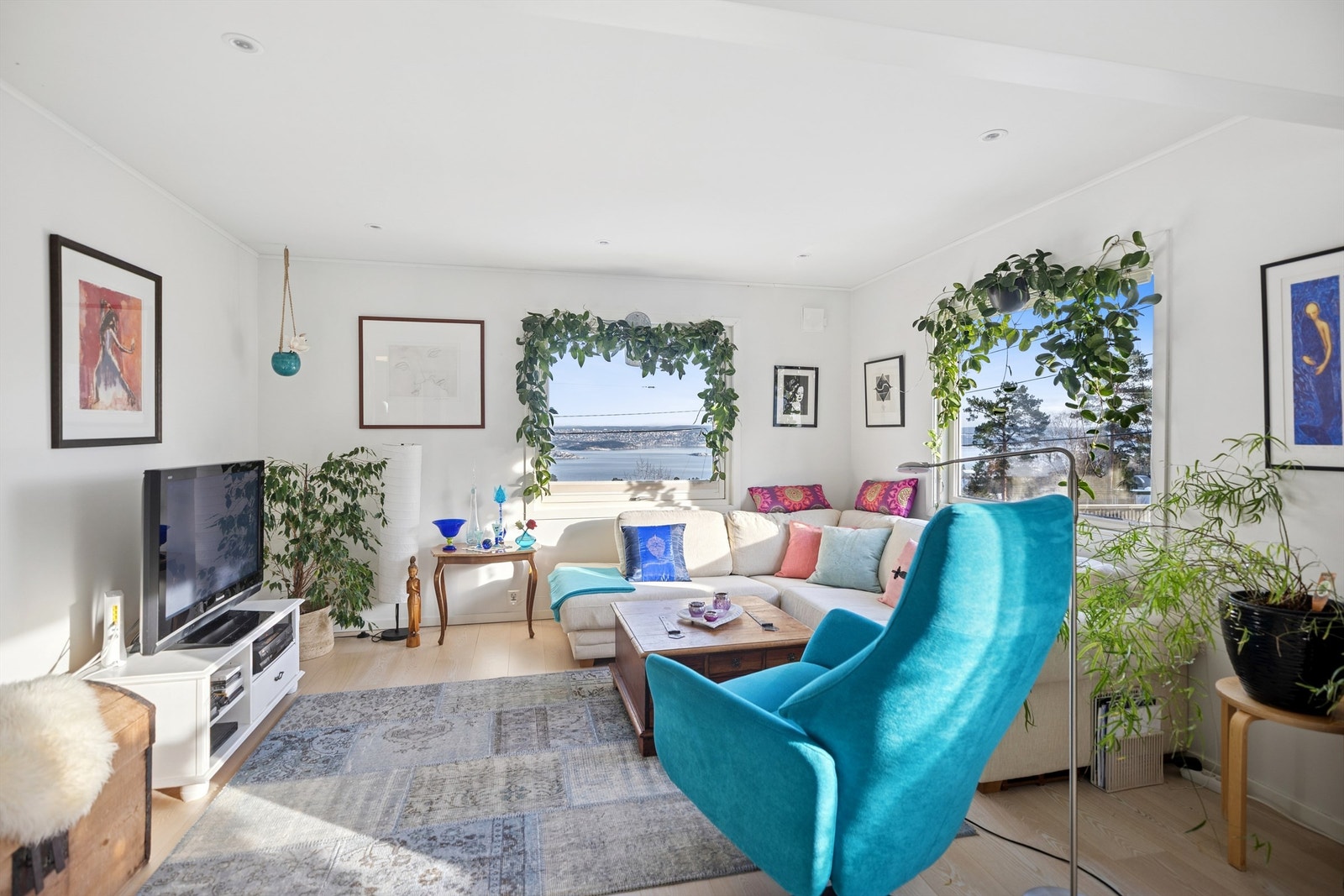 Gjennomgående og lys stue med god plass til både sofa- og spisegruppe. Galleribilde