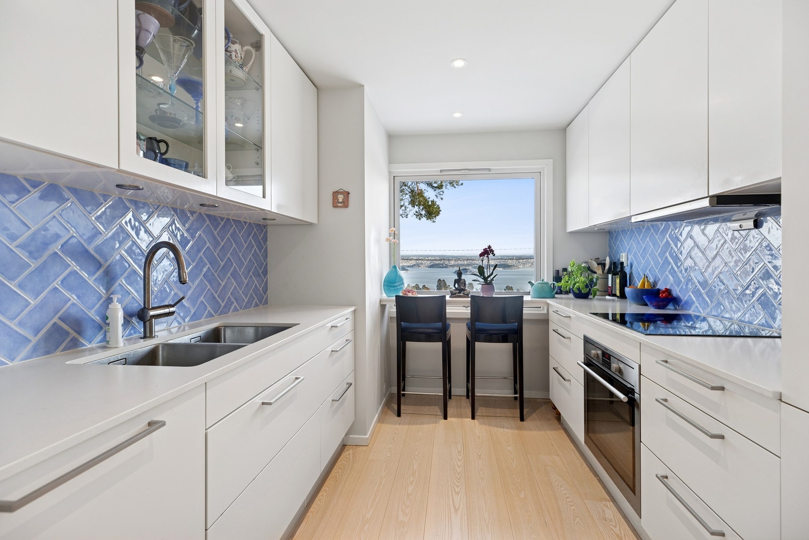 Stilrent kjøkken fra 2017 med hvite, glatte fronter og god skap- og benkplass. Galleribilde