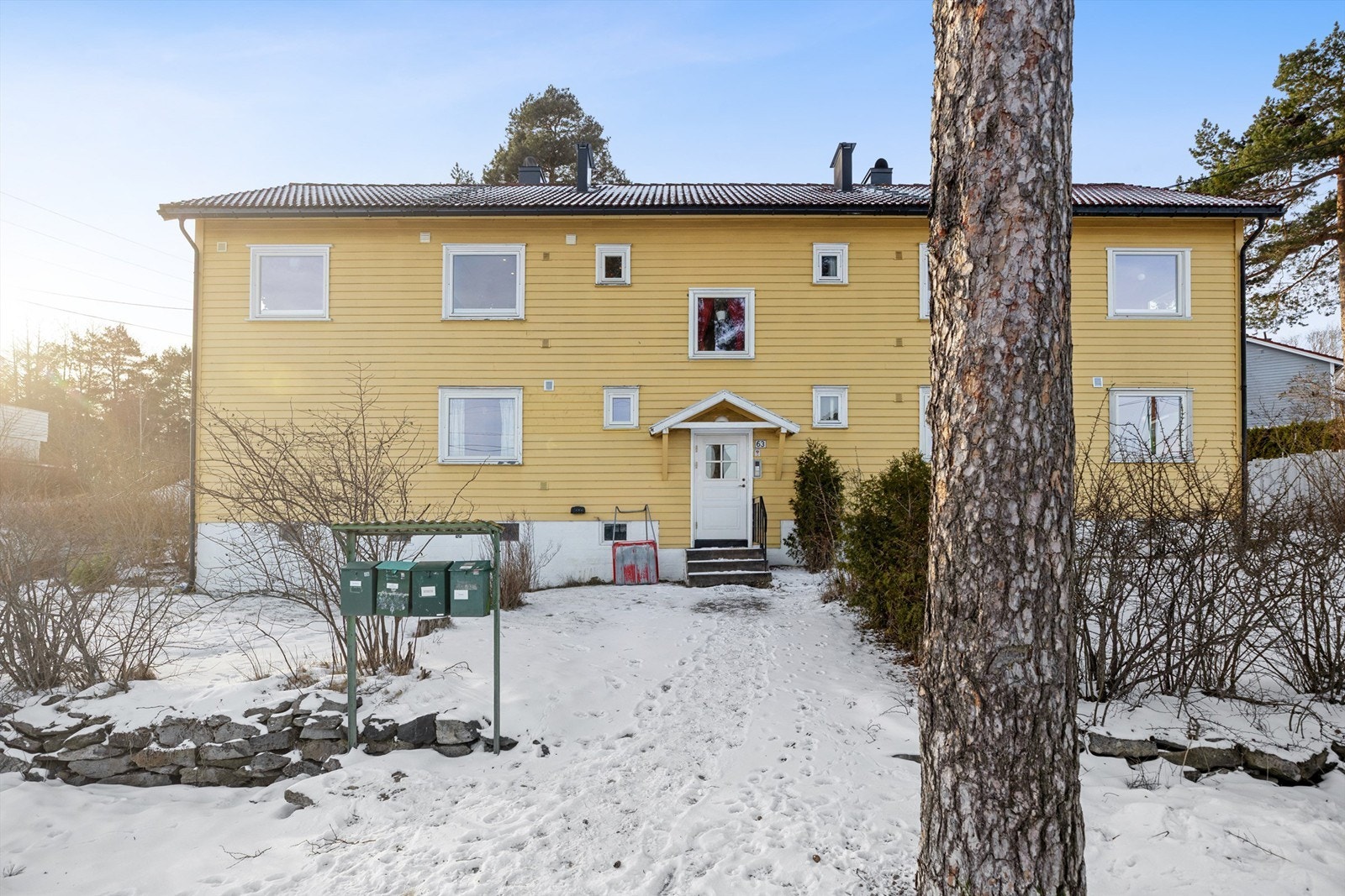 Leiligheten disponerer et hyggelig hageområde på venstre side av adkomsten. Galleribilde