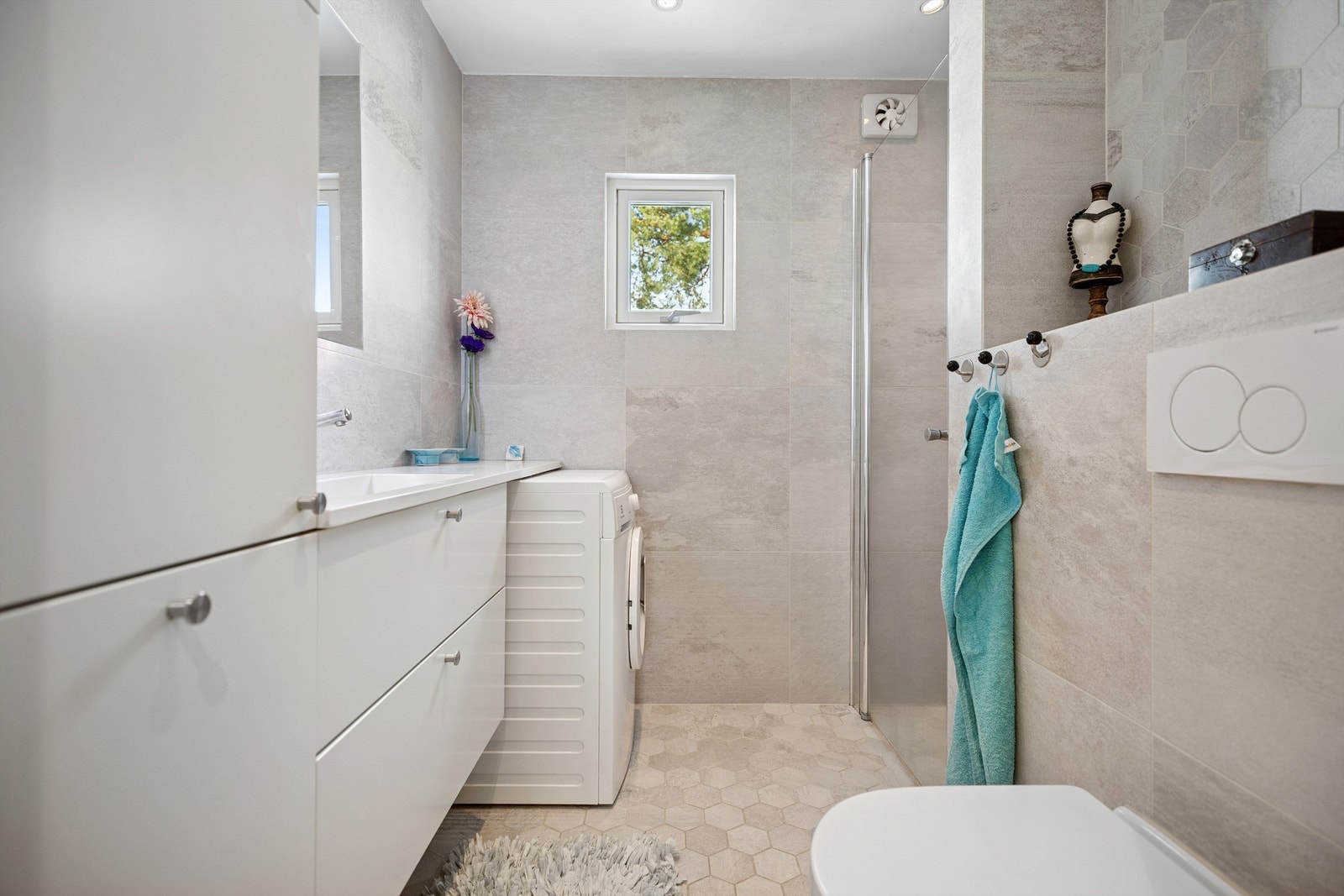 Lekkert, flislagt bad oppusset i 2017 med pene grå fliser og gulvvarme. Galleribilde