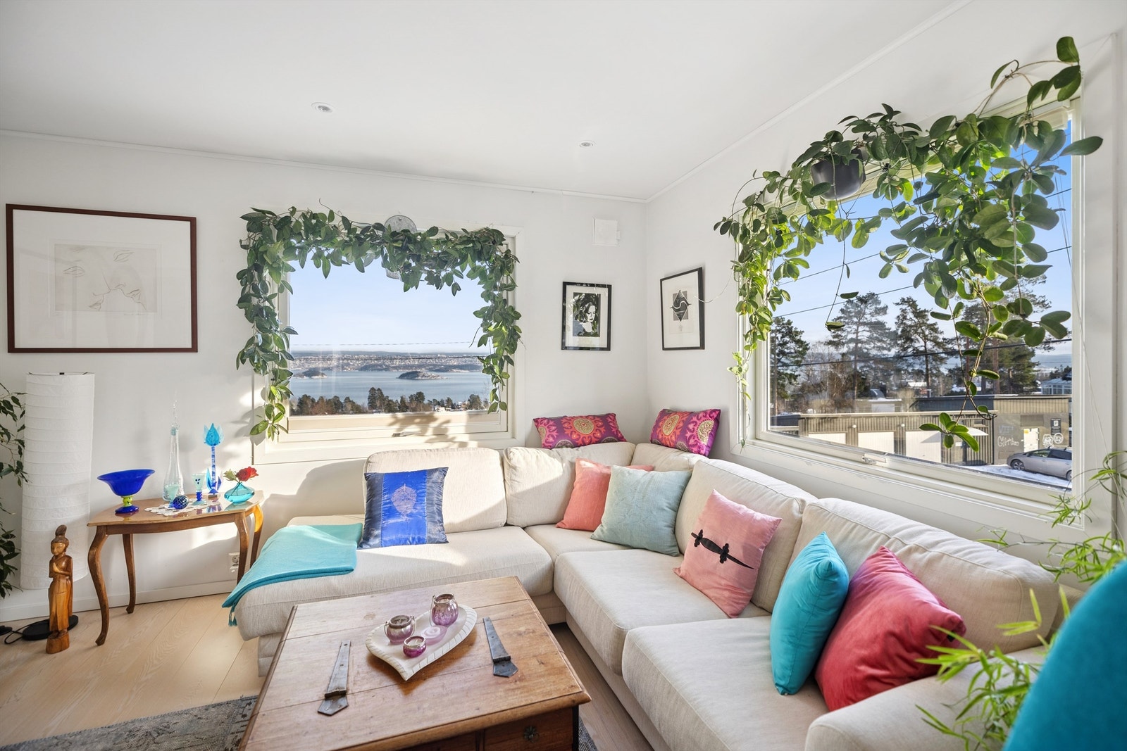 Stuen har store vindusflater som gir rikelig med naturlig lys. Galleribilde