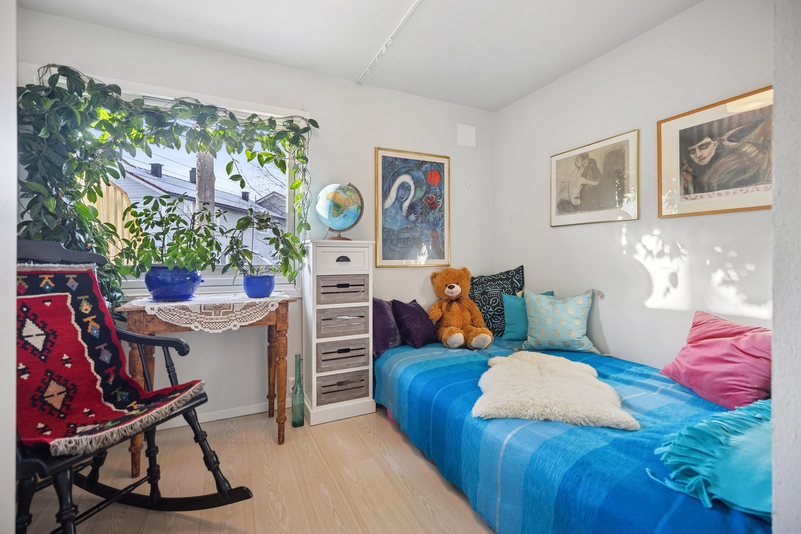 Soverom 2 er også av god størrelse, og har god plass til dobbeltseng, nattbord og med garderobeskap. Galleribilde