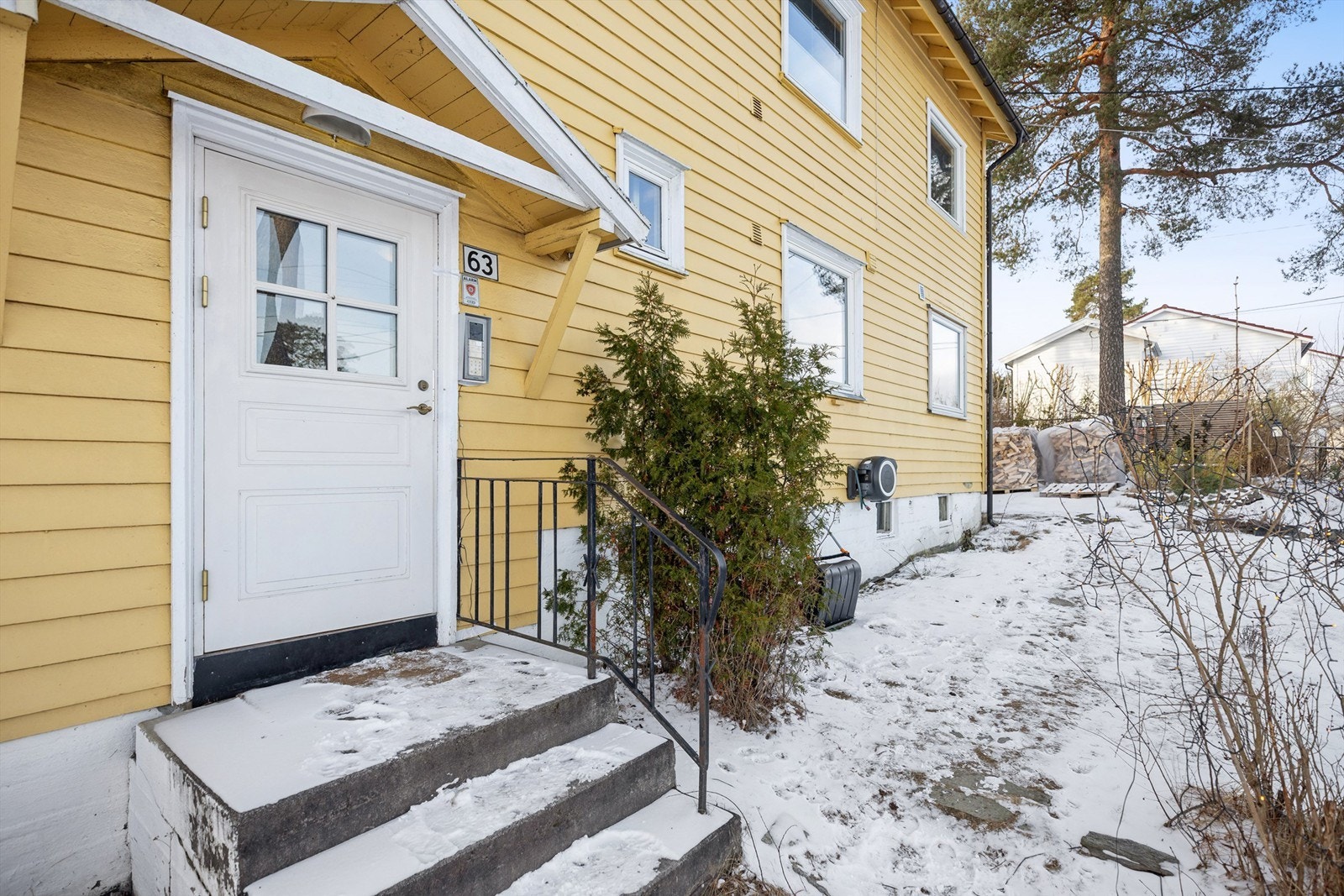 Fellestomten er opparbeidet med med asfalterte/grusede adkomstveier, plen, trær, lekeapparater og diverse beplantning. Galleribilde