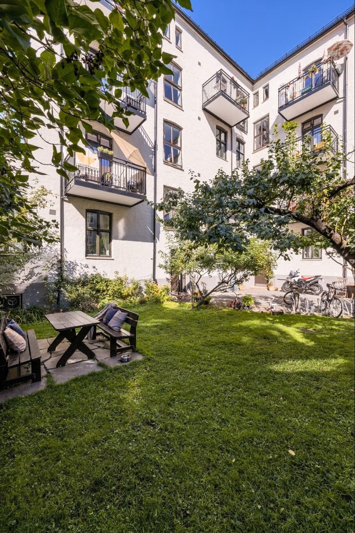 Familievennlig idyll. Det er sol i bakgården fra rundt 10:00 til 18:00 på sommertid. Galleribilde