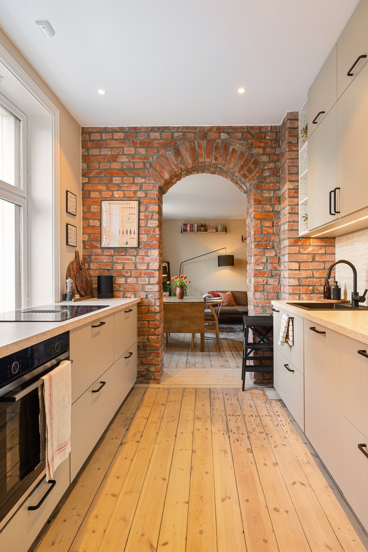 God skap- og benkeplass gjør kjøkkenet både praktisk og funksjonelt, samtidig som uttrykket er tidløst og delikat. Galleribilde