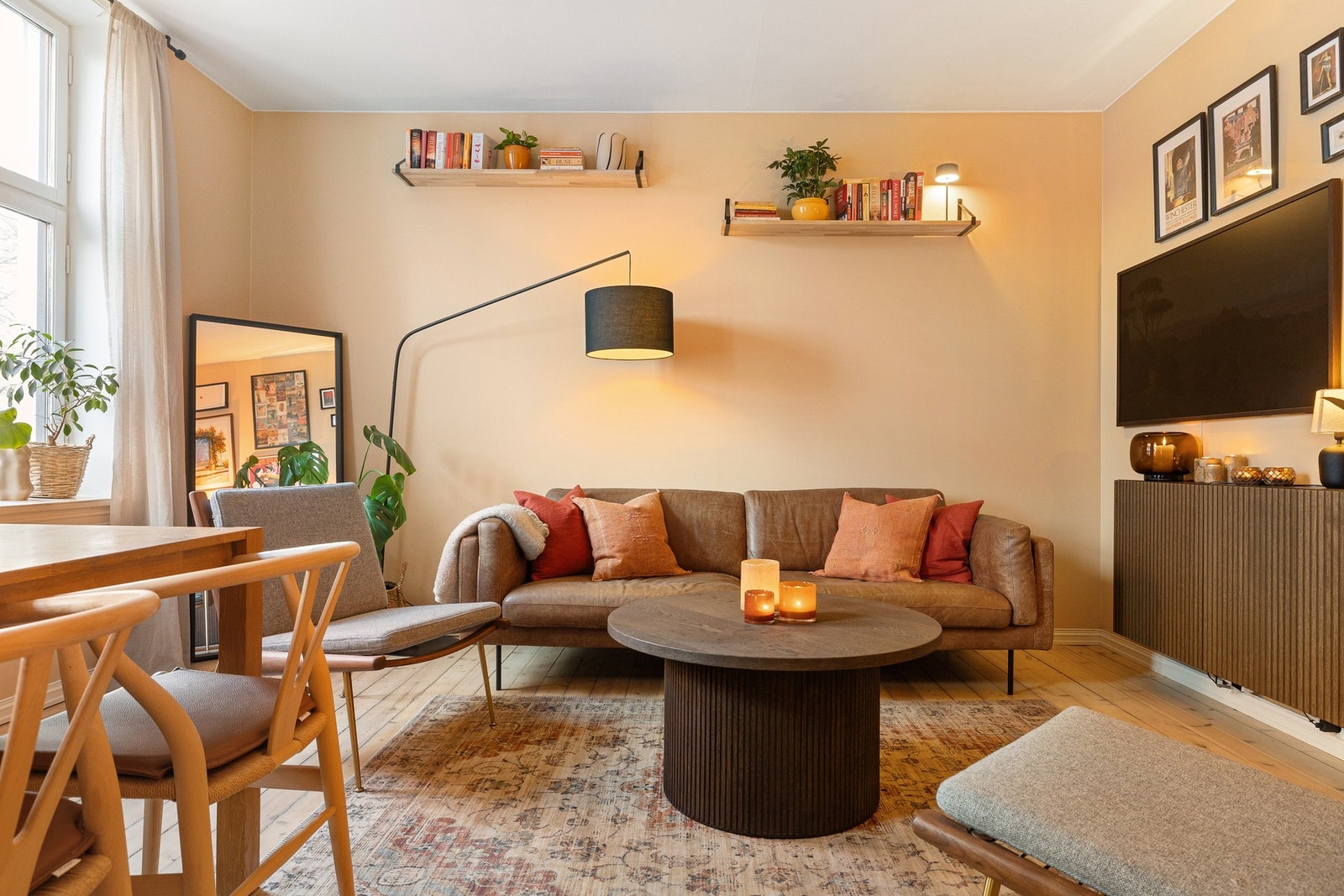 Himlingen i stuen kan heves for å få frem stukkaturen og rosetten Galleribilde