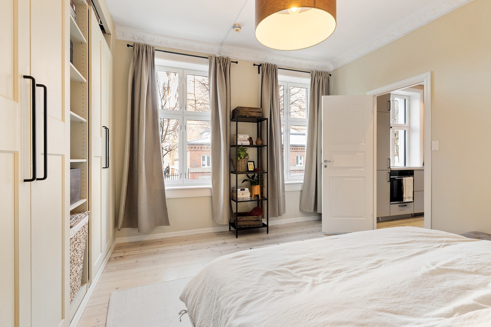 Rommet vender mot rolige omgivelser med grønt utsyn og uten gjenboere, noe som gir en skjermet og harmonisk følelse. Galleribilde