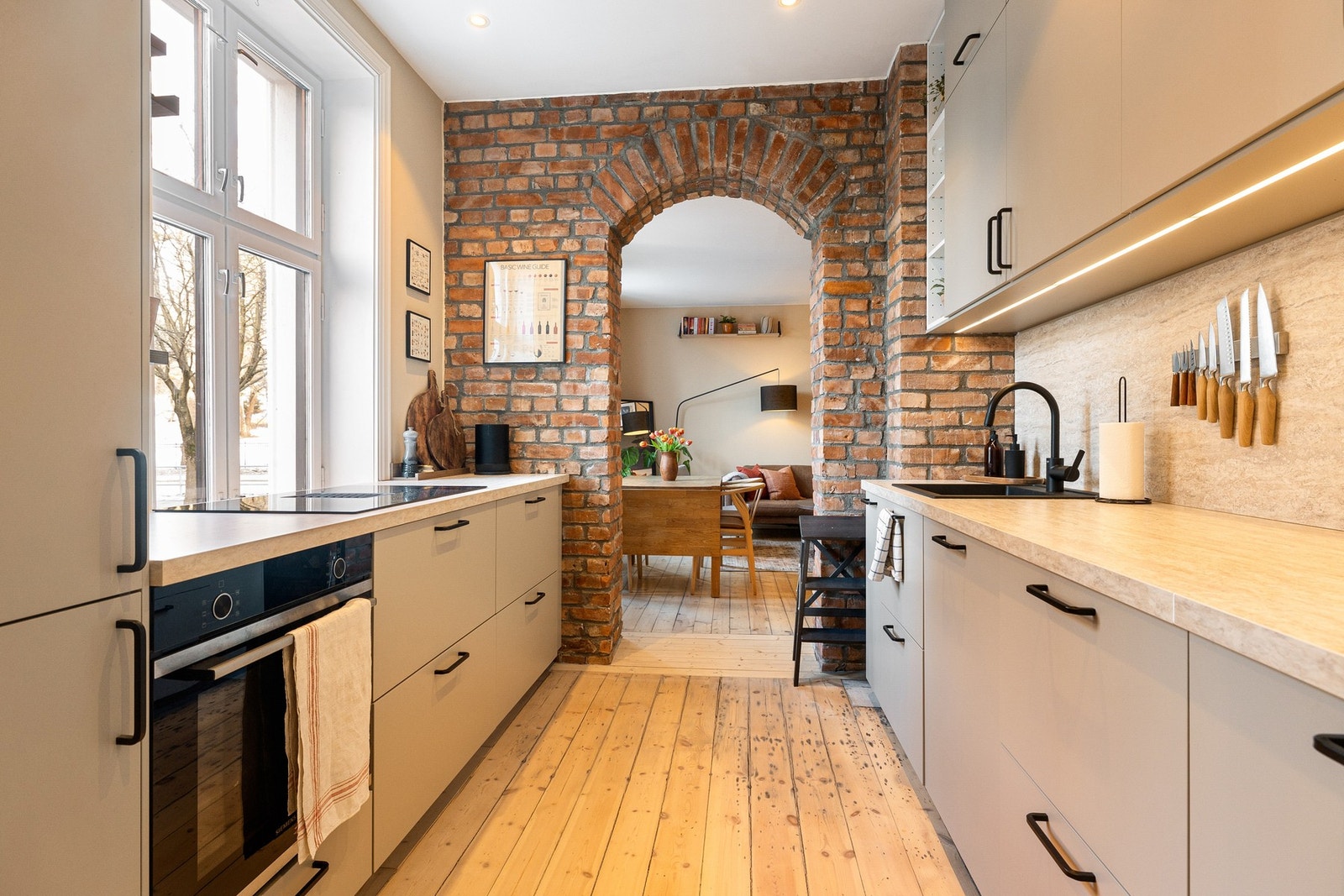 Kjøkkenet er utstyrt med integrert induksjonstopp, stekeovn og oppvaskmaskin, samt frittstående kjøleskap. Galleribilde