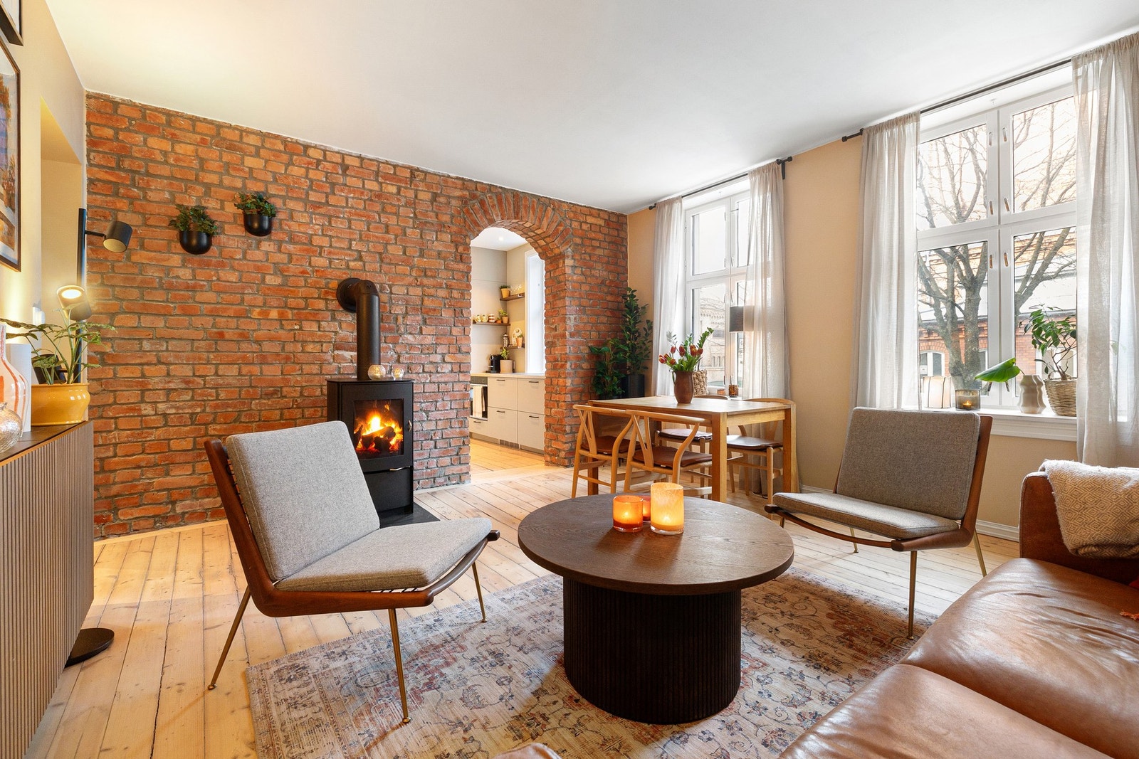 Leiligheten er gjennomgående med peis i stue, 2 soverom og påkostet materialvalg. Galleribilde