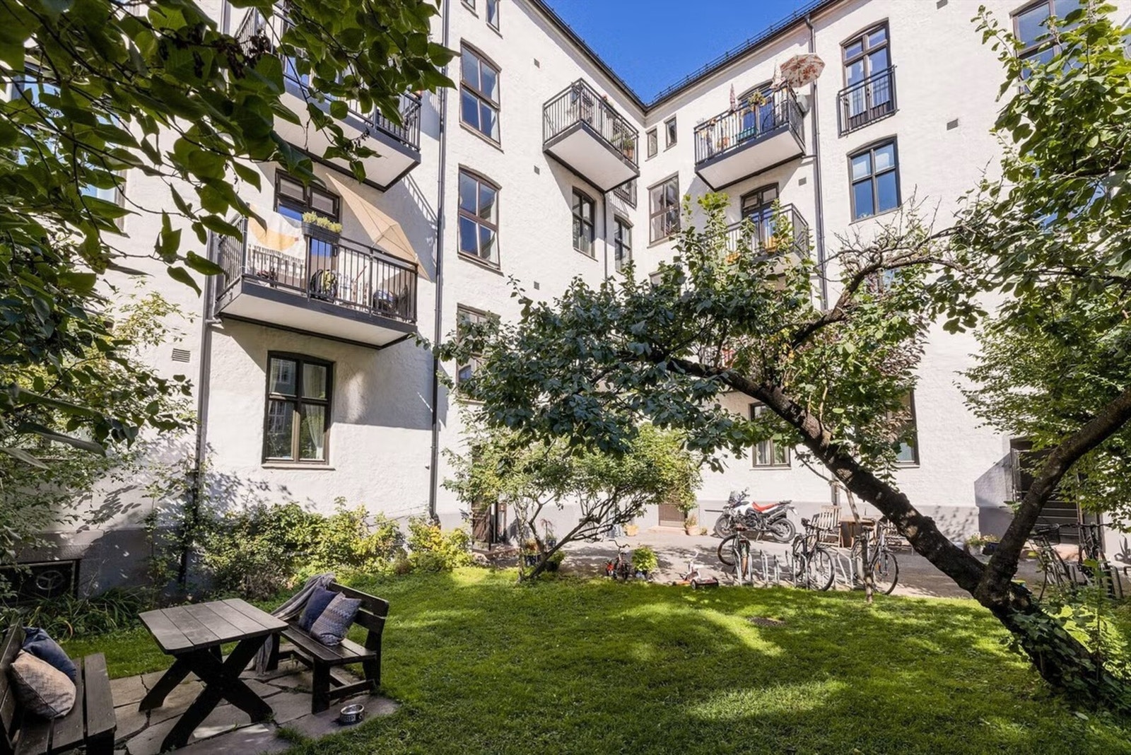 Bakgården er svært vakker og frodig på sommerstid. Galleribilde