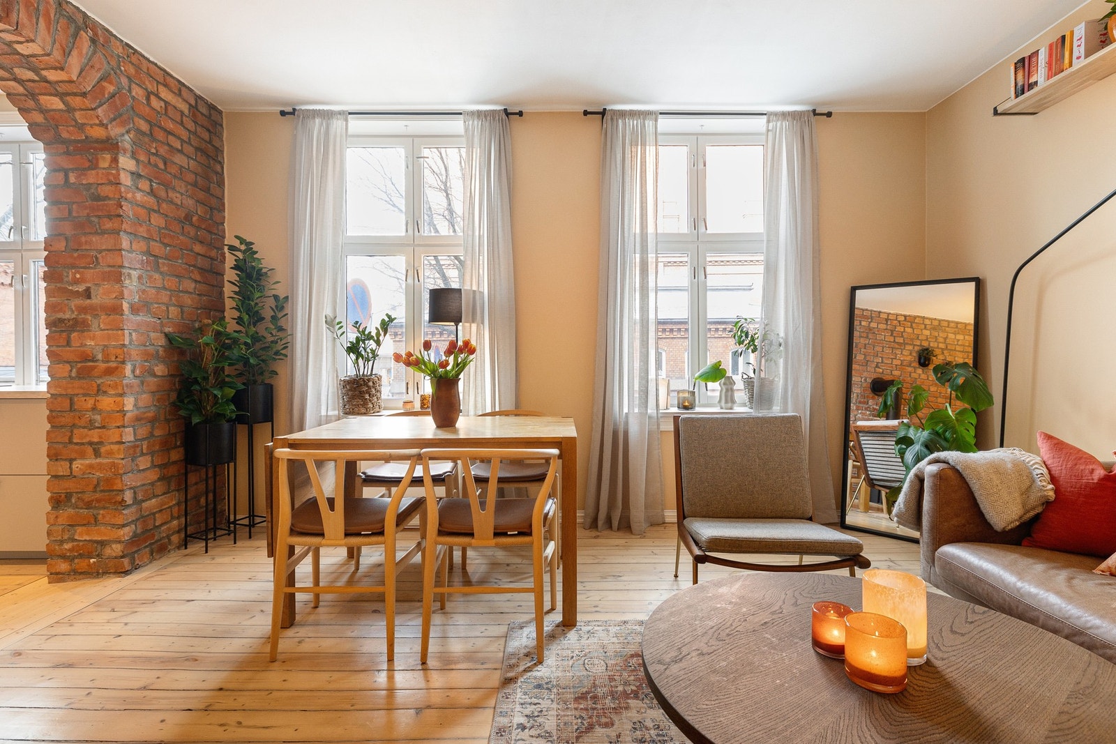 Originalt tregulv er hentet frem og slipt, og en vakker teglsteinsvegg tilfører rommet særpreg og karakter. Galleribilde