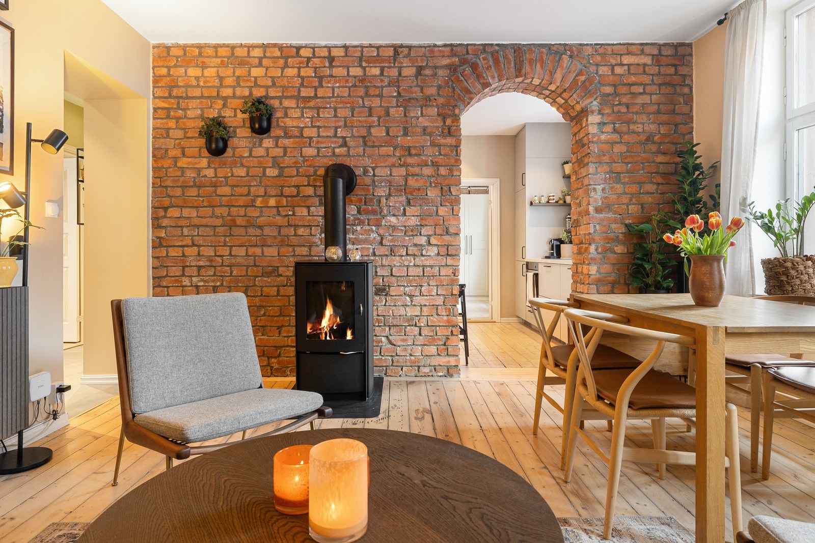 I stuen er det god plass til sofagruppe med tilhørende møblement, samt spisebord med plass til flere gjester. Galleribilde